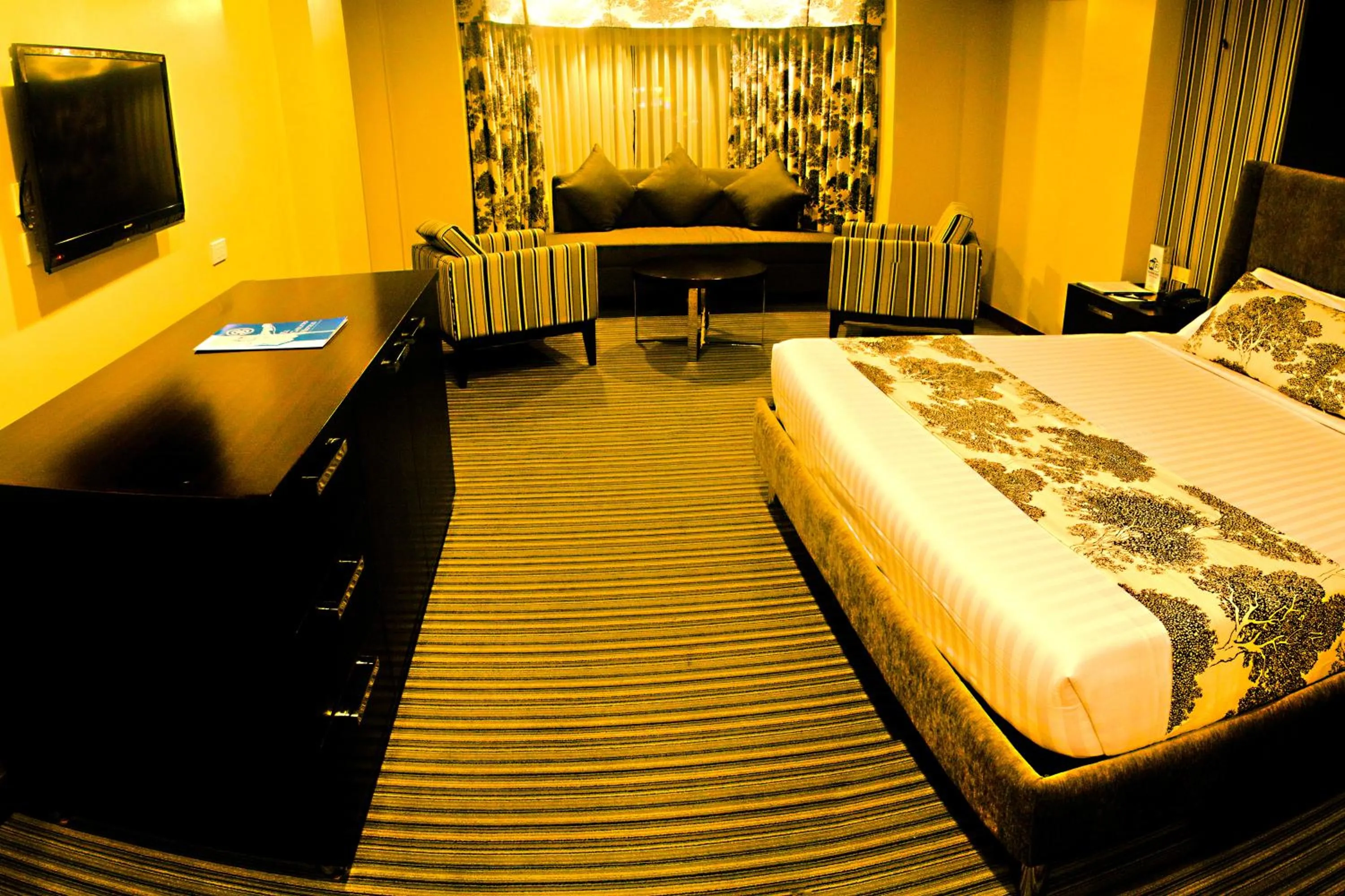 Business Deluxe in El Cielito Inn - Sta. Rosa