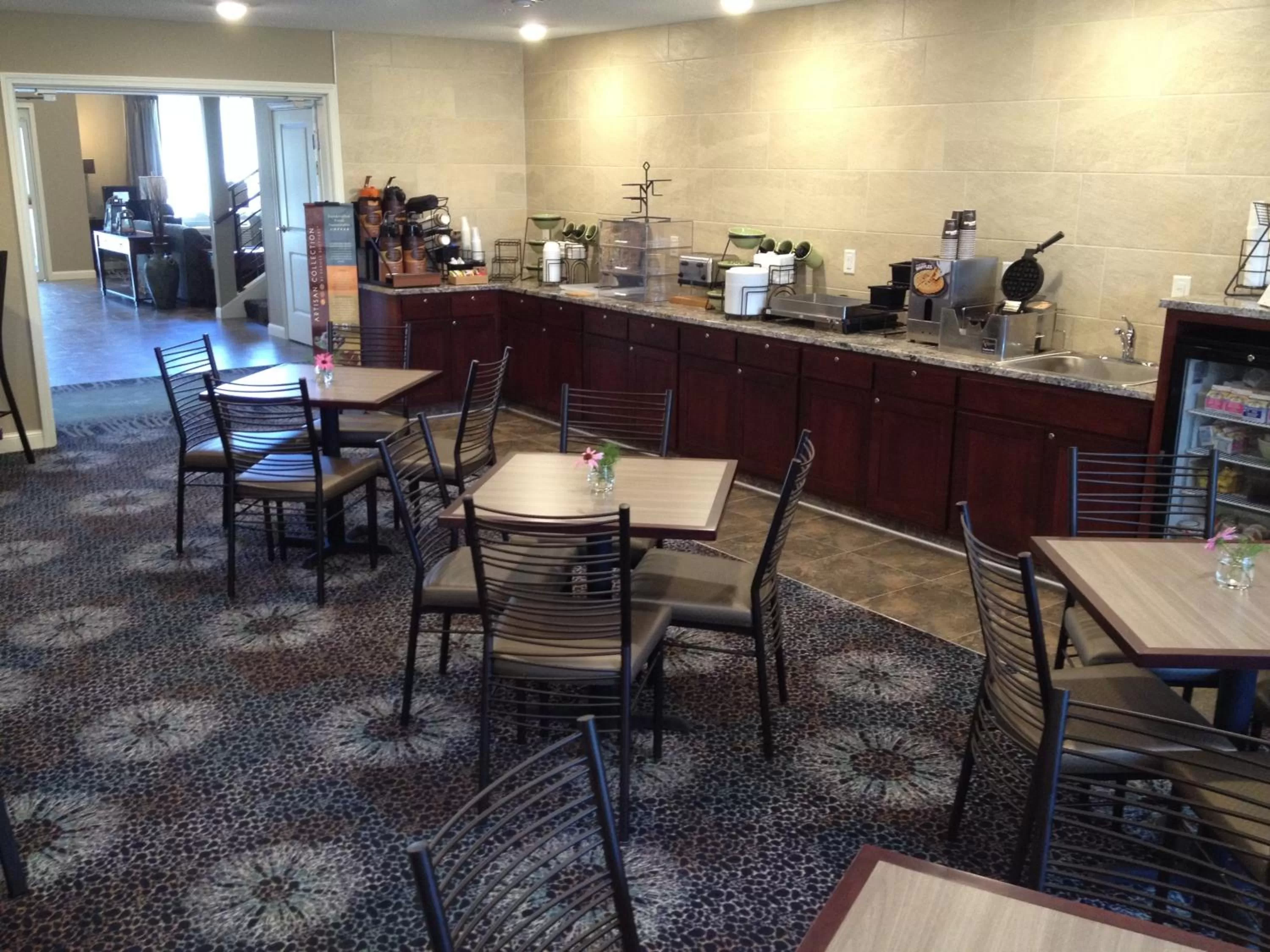 Restaurant/places to eat in GrandStay Hotel & Suites - Glenwood