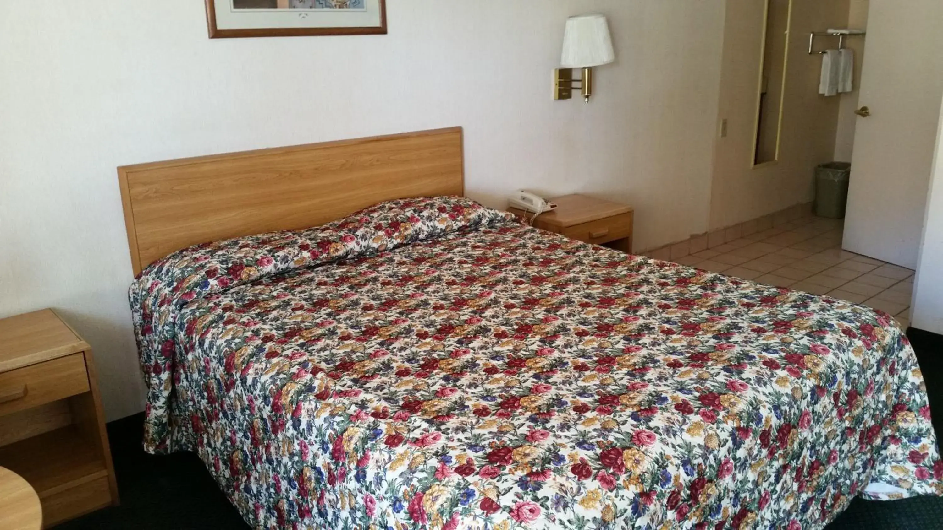 Queen Room - Non-Smoking in Economy Inn Motel Queen Room - Non-Smoking in Economy Inn Motel