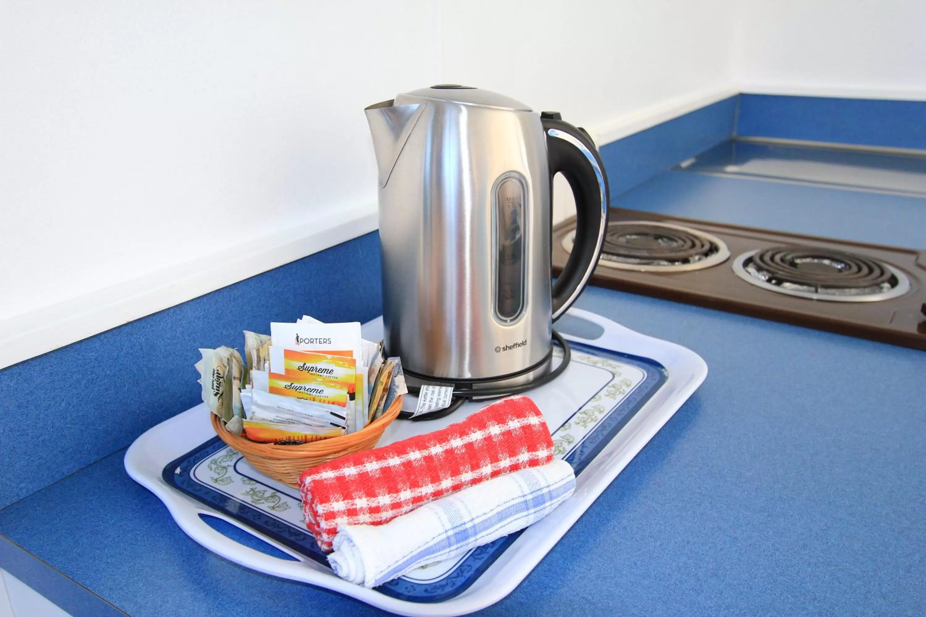 Coffee/tea facilities in Golden Glow Motel