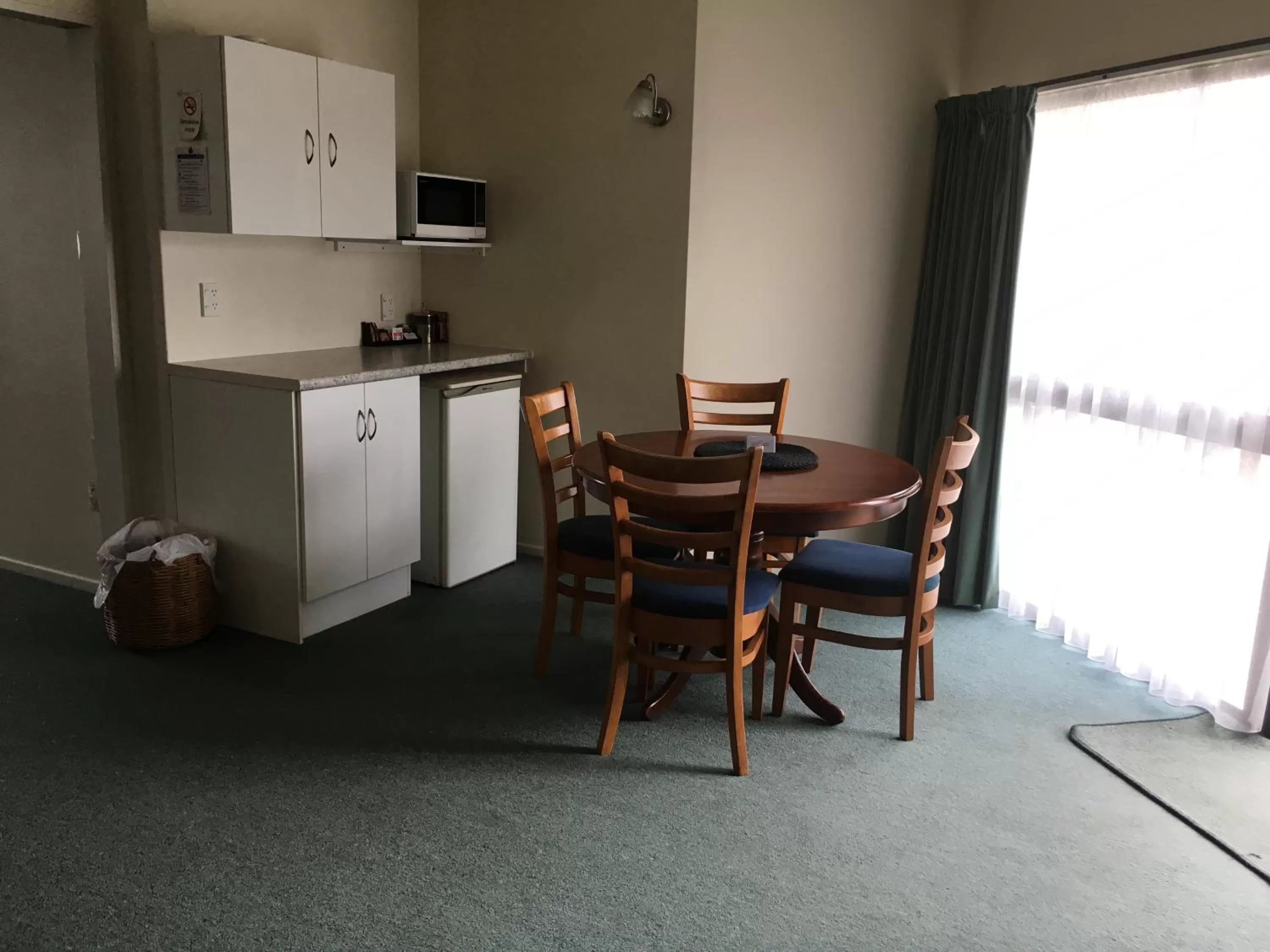 Kitchen or kitchenette in Ascot Oamaru Motel