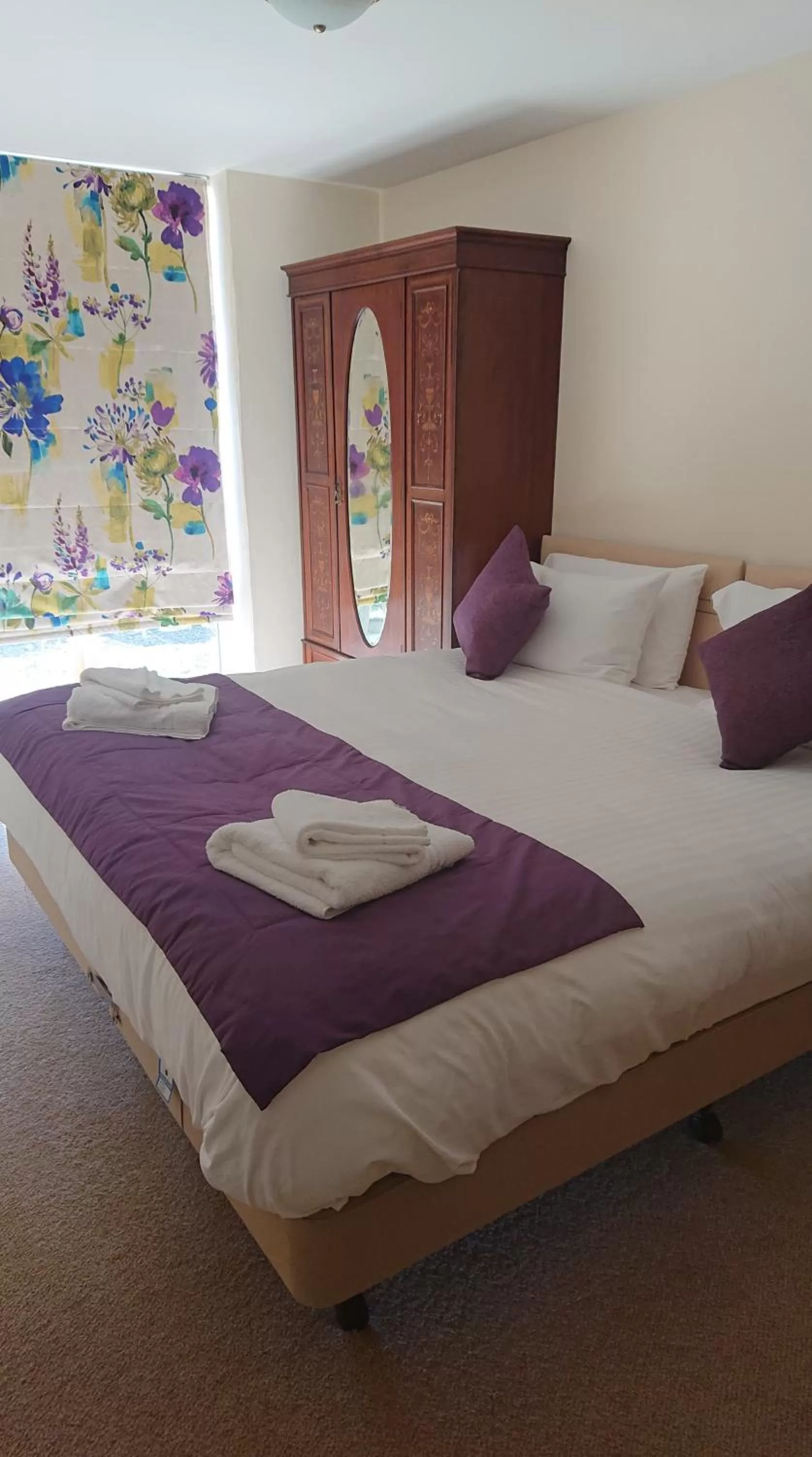 Shower, Bed in The Poltimore Inn