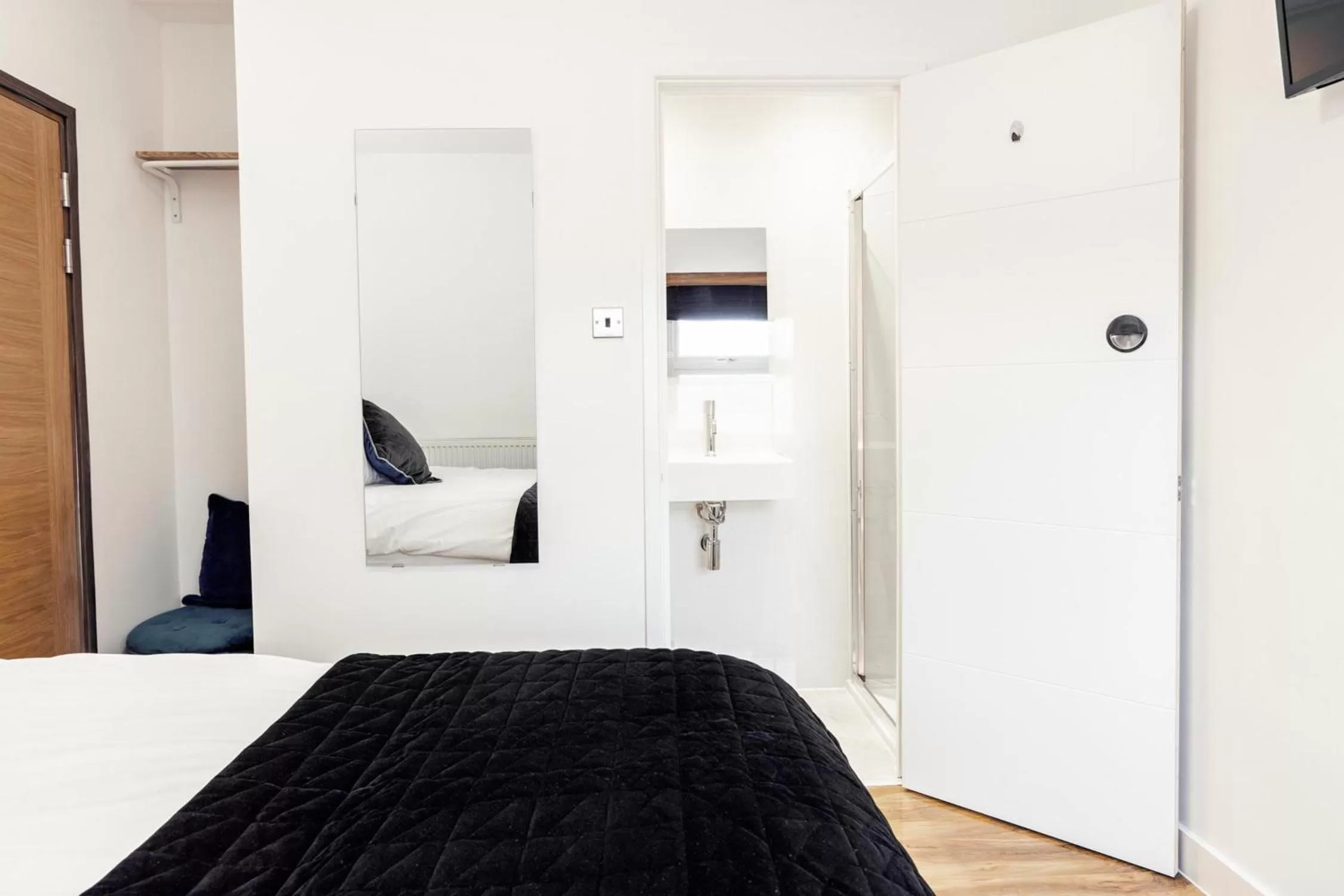 Bed in Cambridge House Hotel