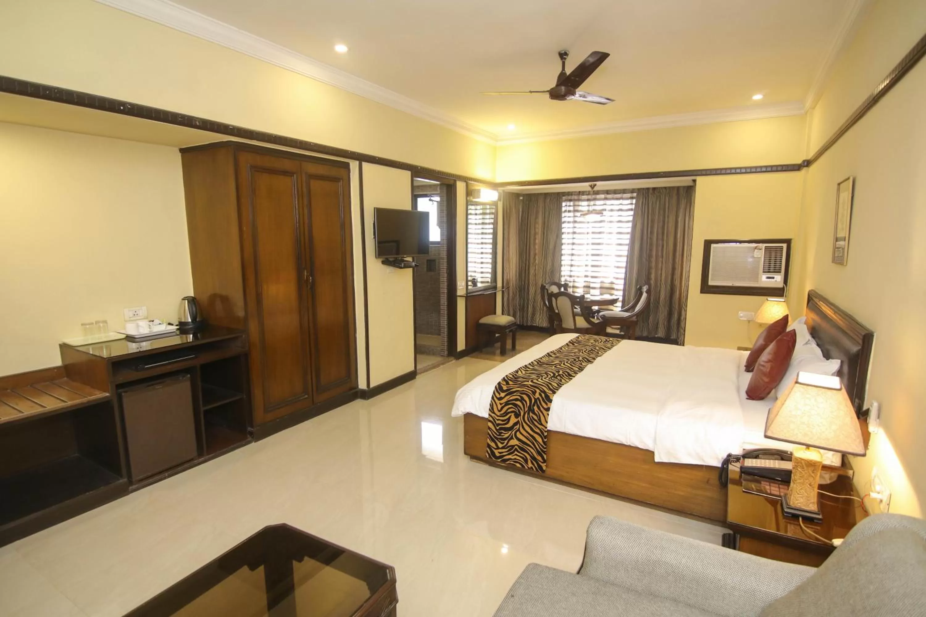 Photo of the whole room, Bed in Lytton Hotel