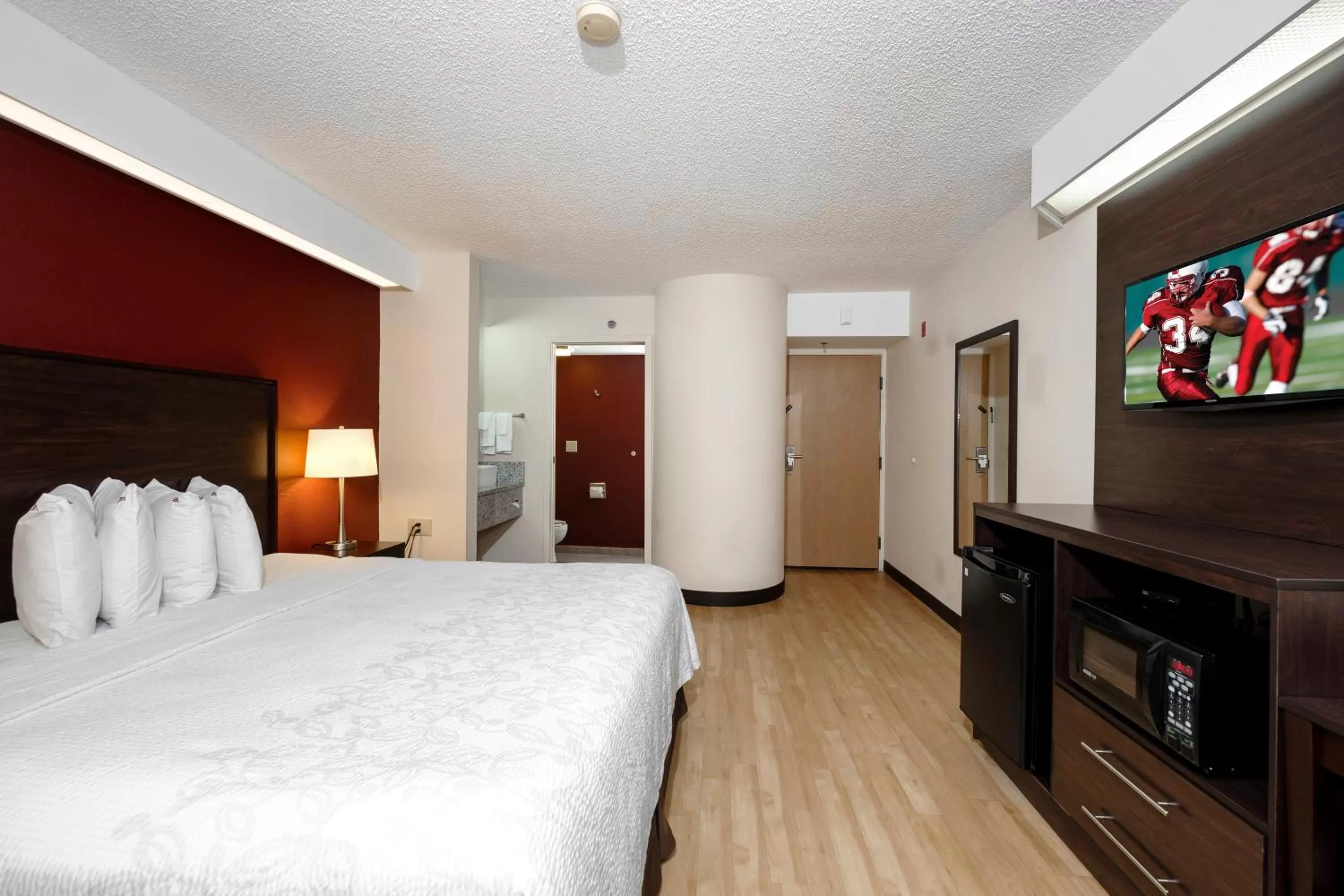 Bedroom, Bed in Red Roof Inn PLUS+ Palm Coast