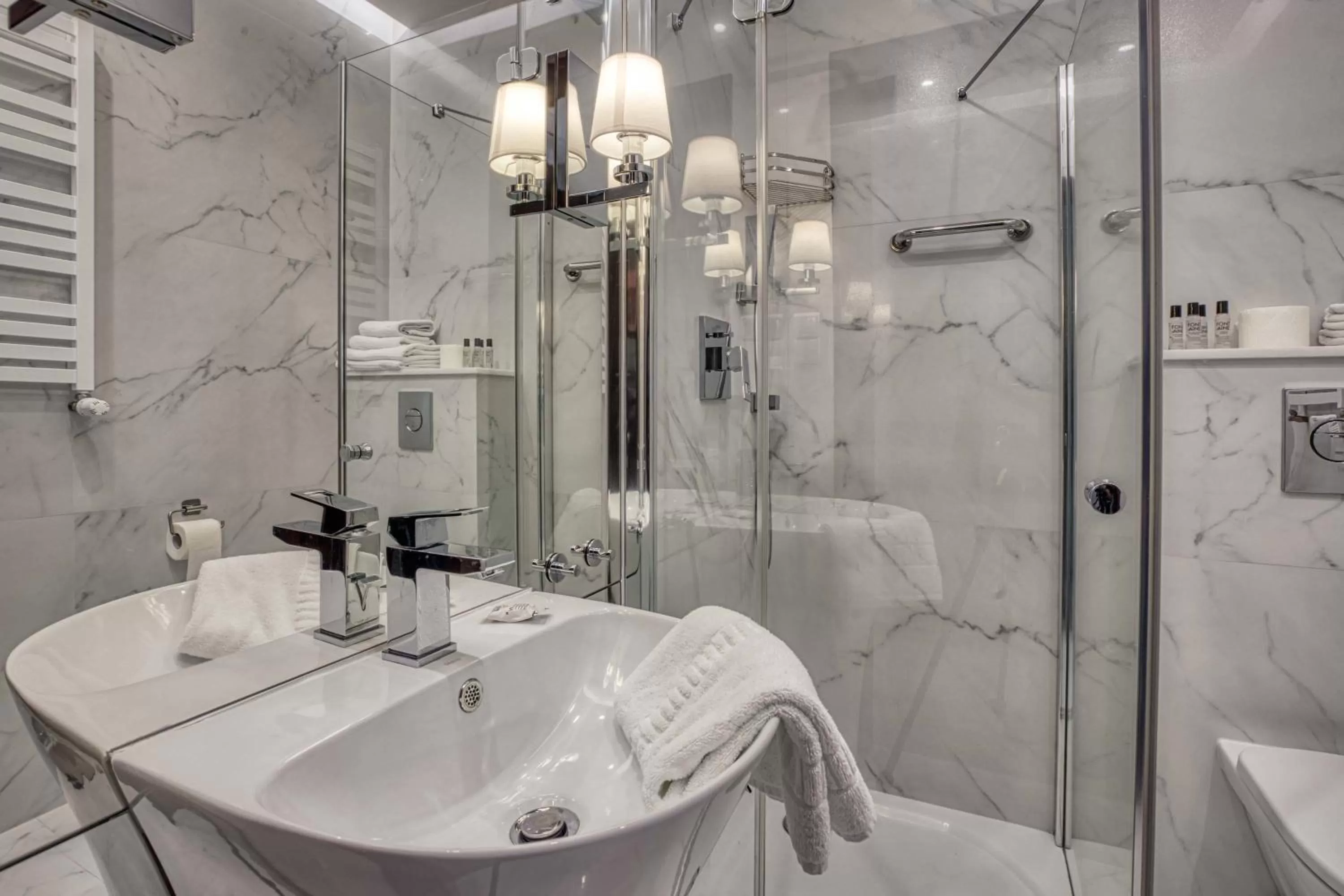 Shower, Bathroom in Hotel Biały Dom