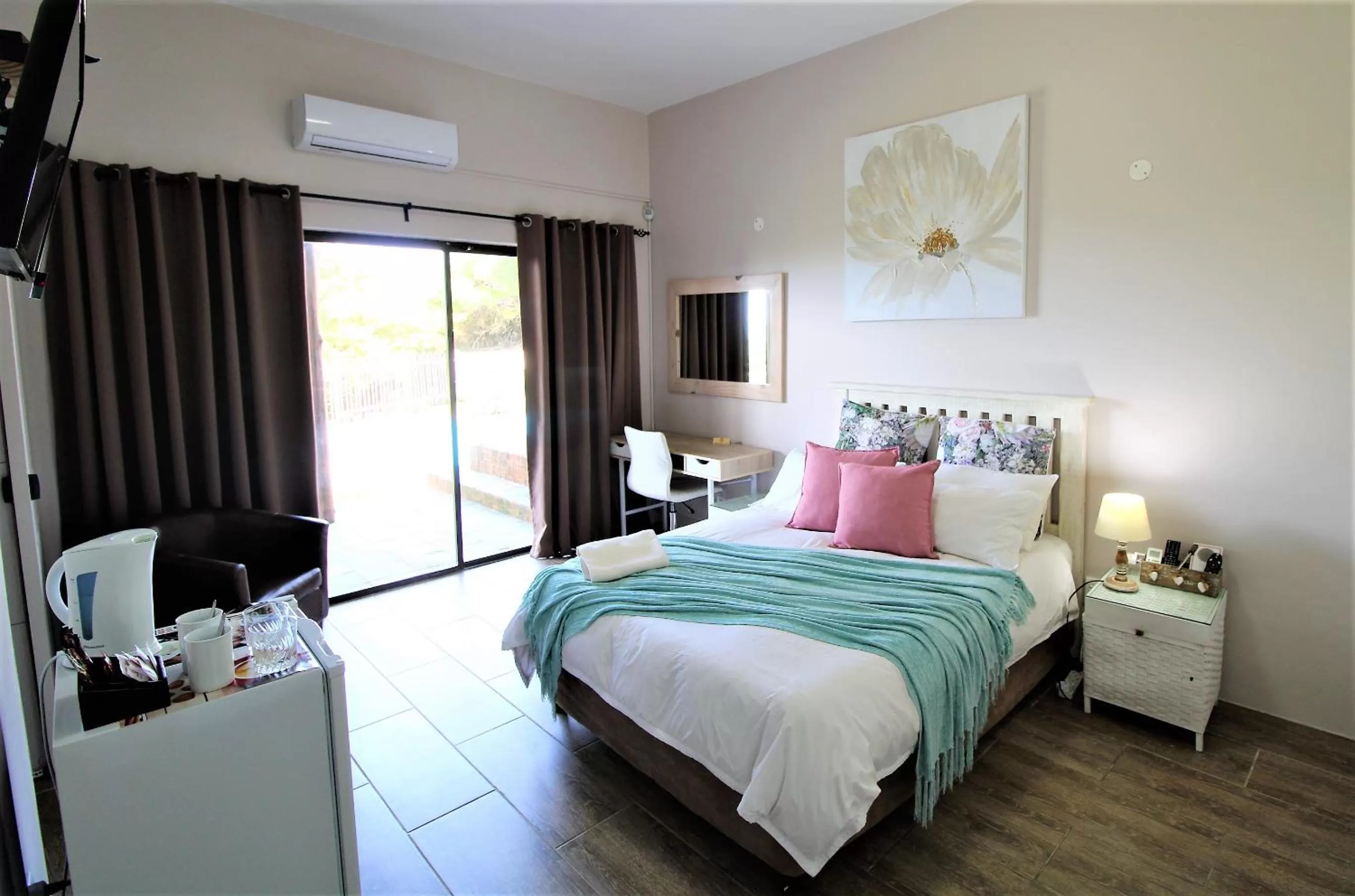 Garden view, Bed in Cove View B&B