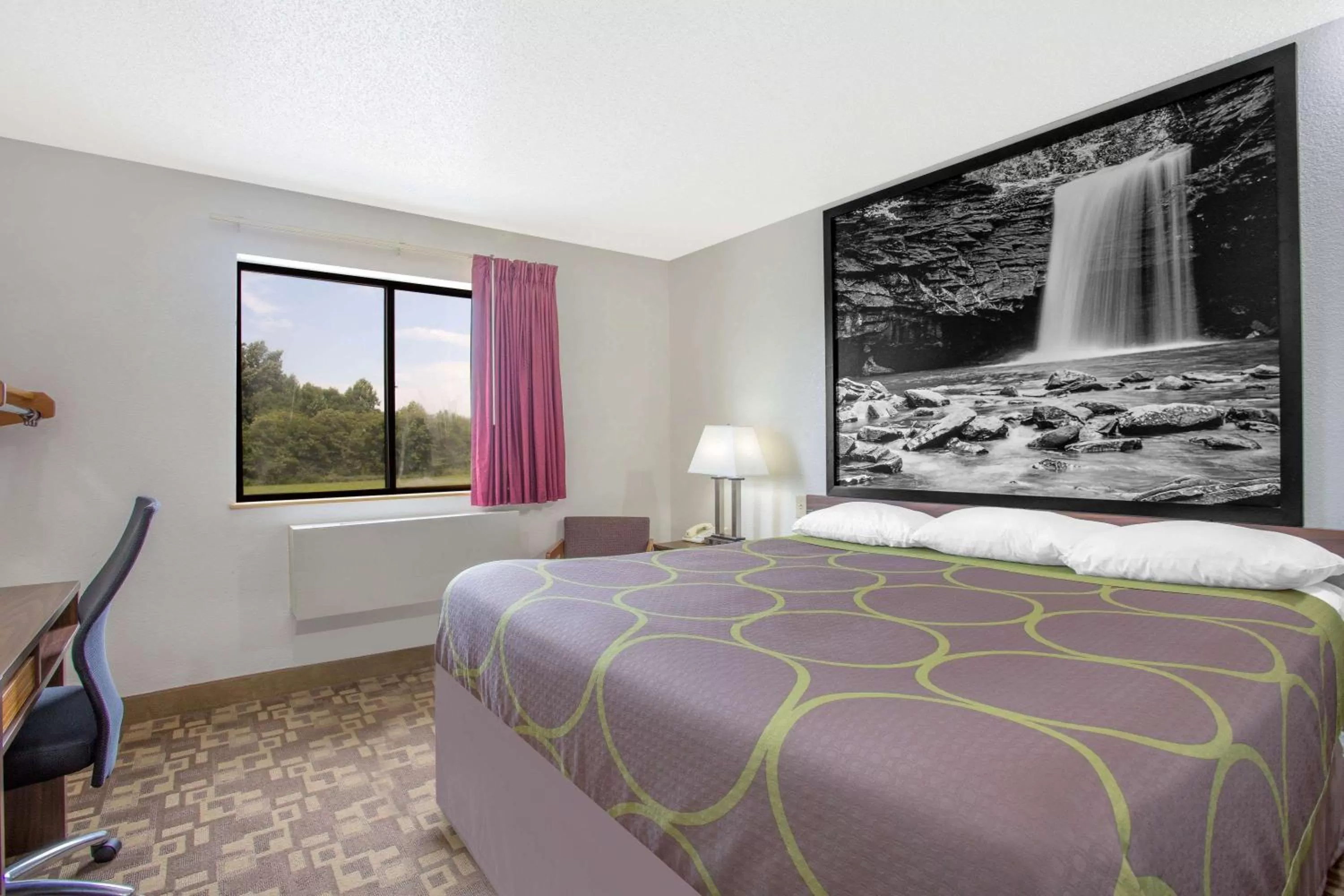 Photo of the whole room, Bed in Super 8 by Wyndham Appomattox VA