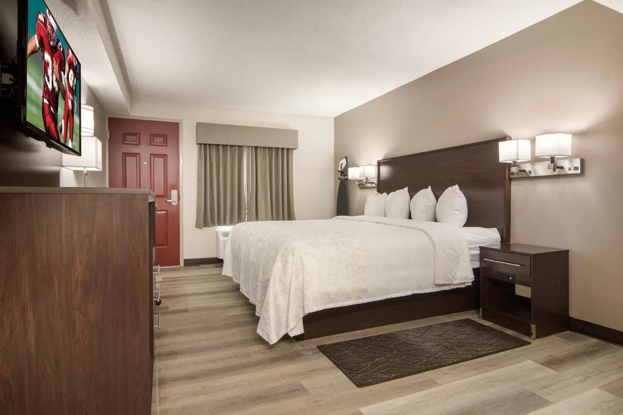 Photo of the whole room, Bed in Red Roof Inn PLUS & Suites Erie