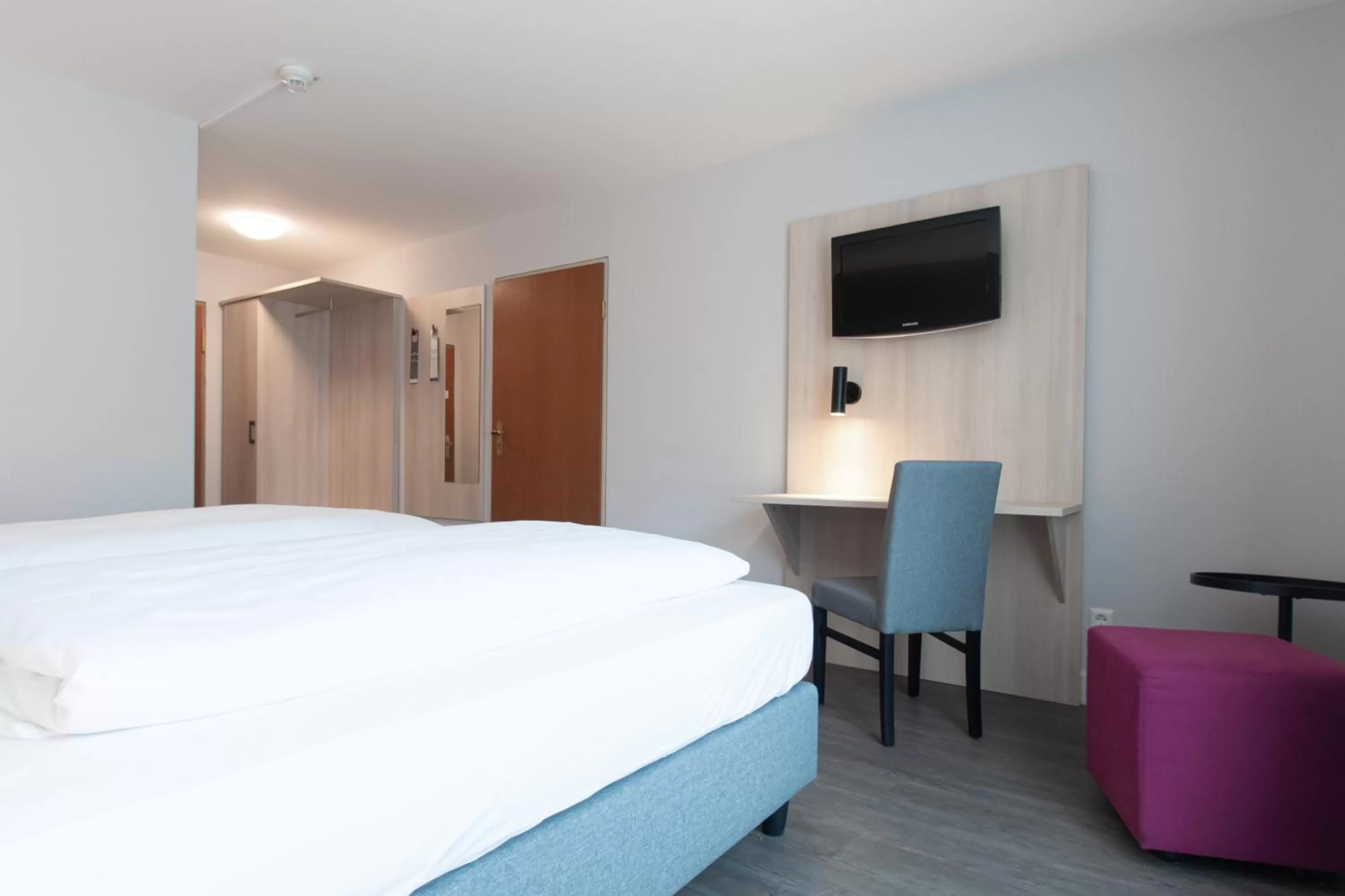 Photo of the whole room, Bed in Taste Hotel Hockenheim