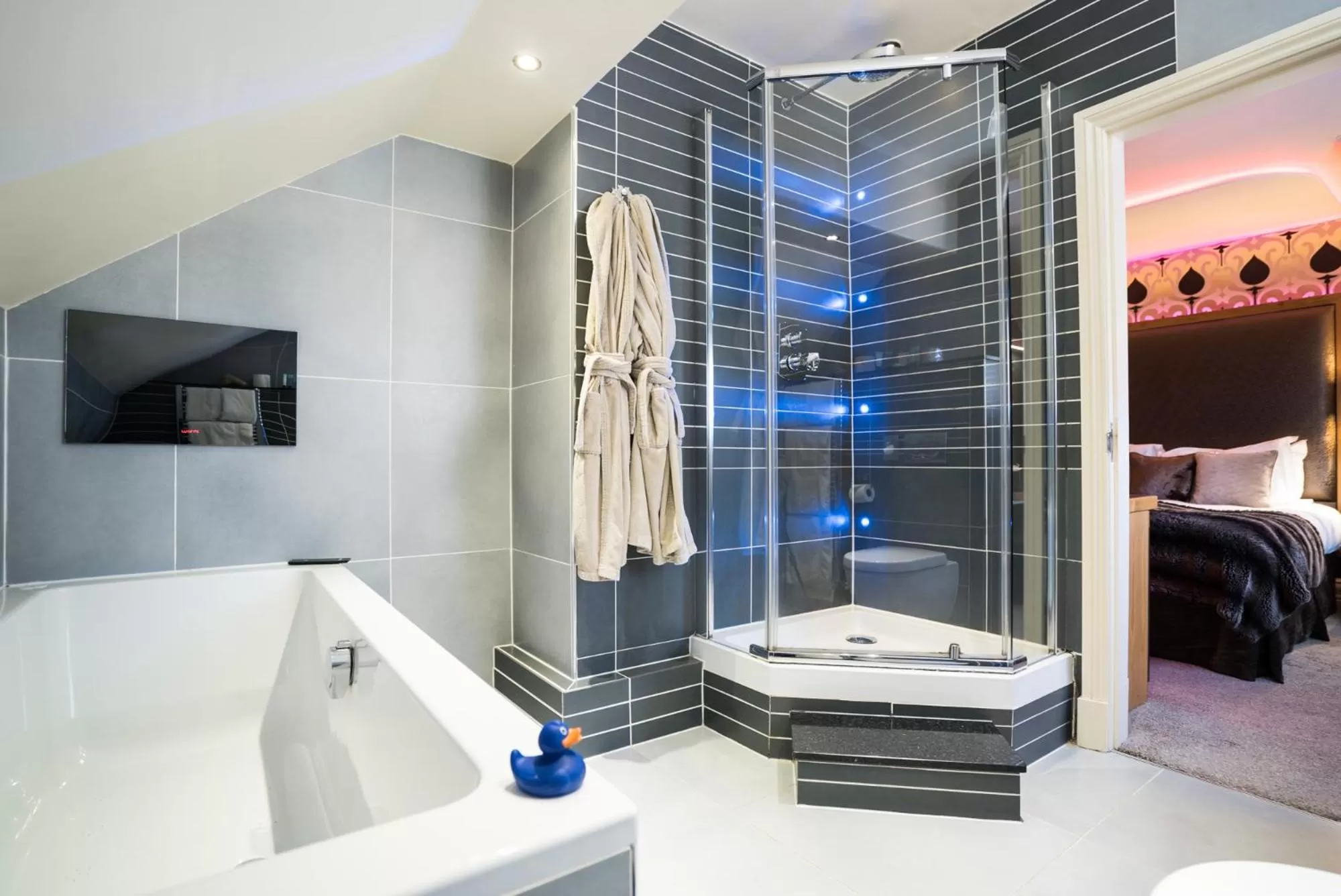 Shower, Bed in The Cranleigh Boutique