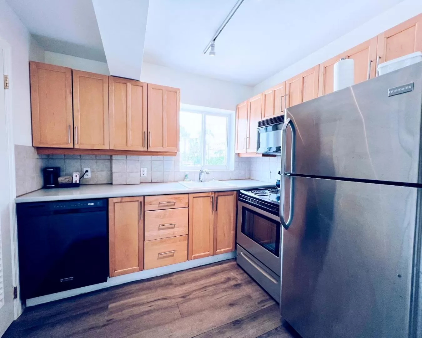 Kitchen or kitchenette in North Beach Hotel