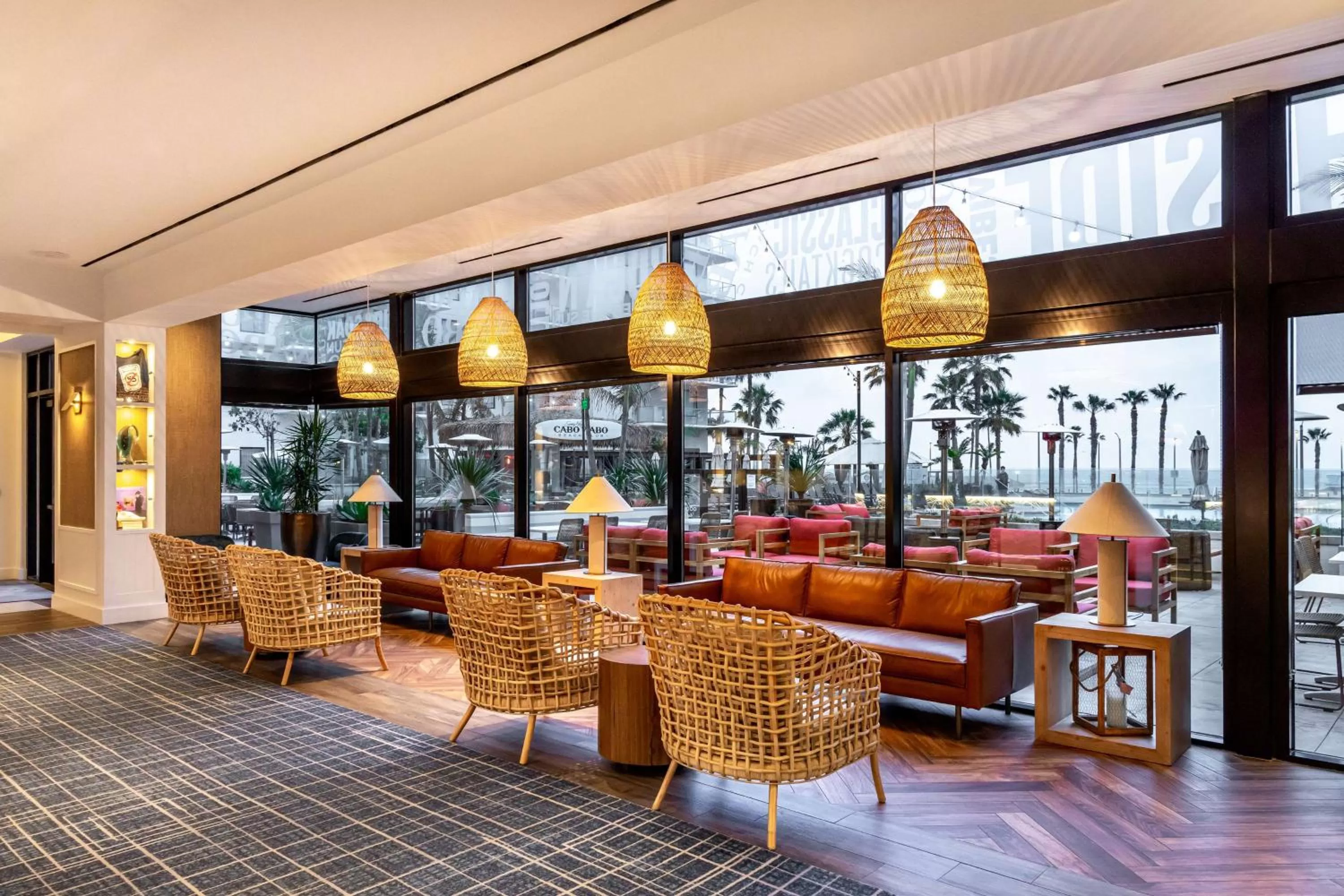 Lounge or bar in The Waterfront Beach Resort, A Hilton Hotel