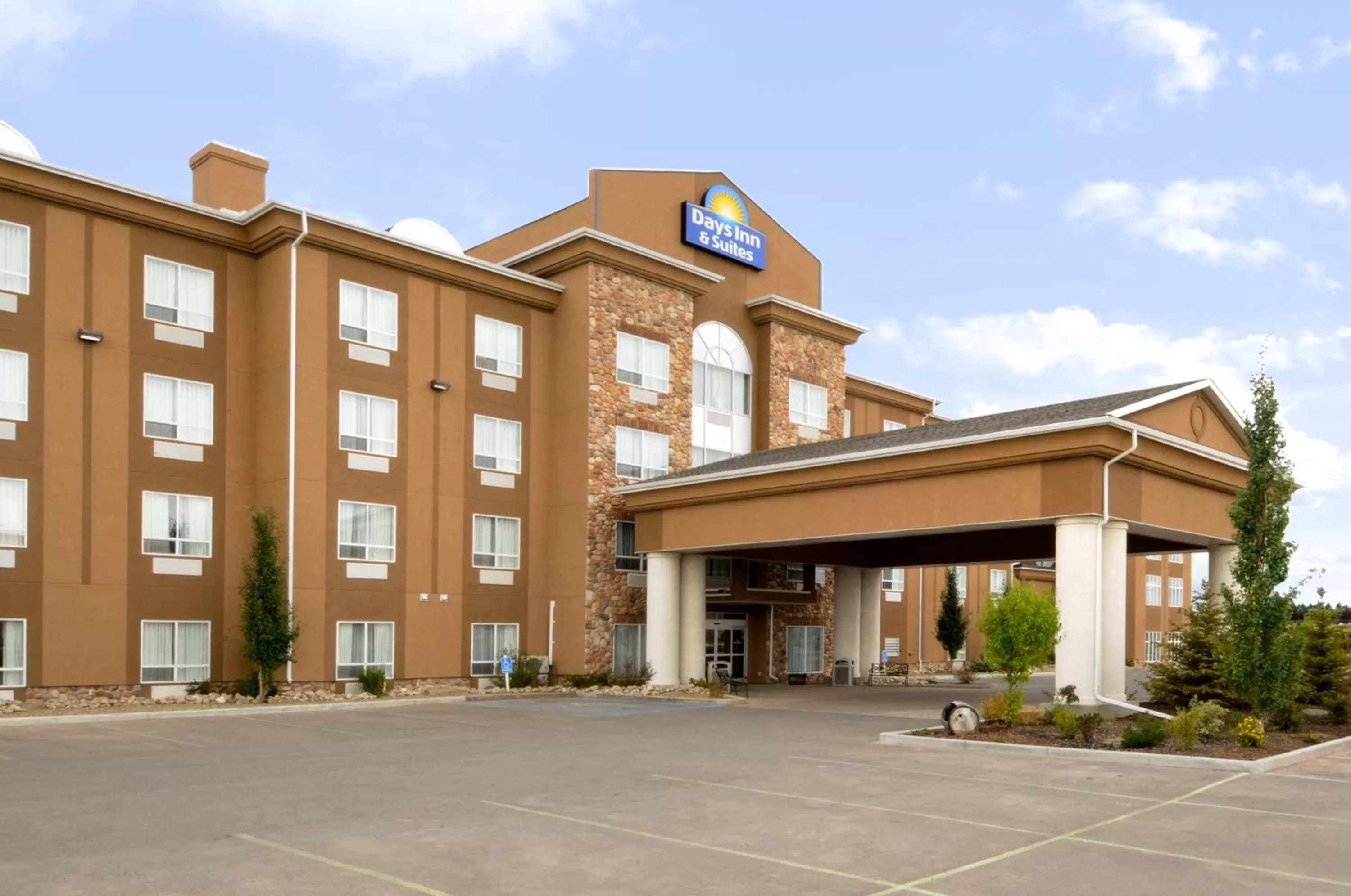 Facade/entrance in Days Inn & Suites by Wyndham Strathmore