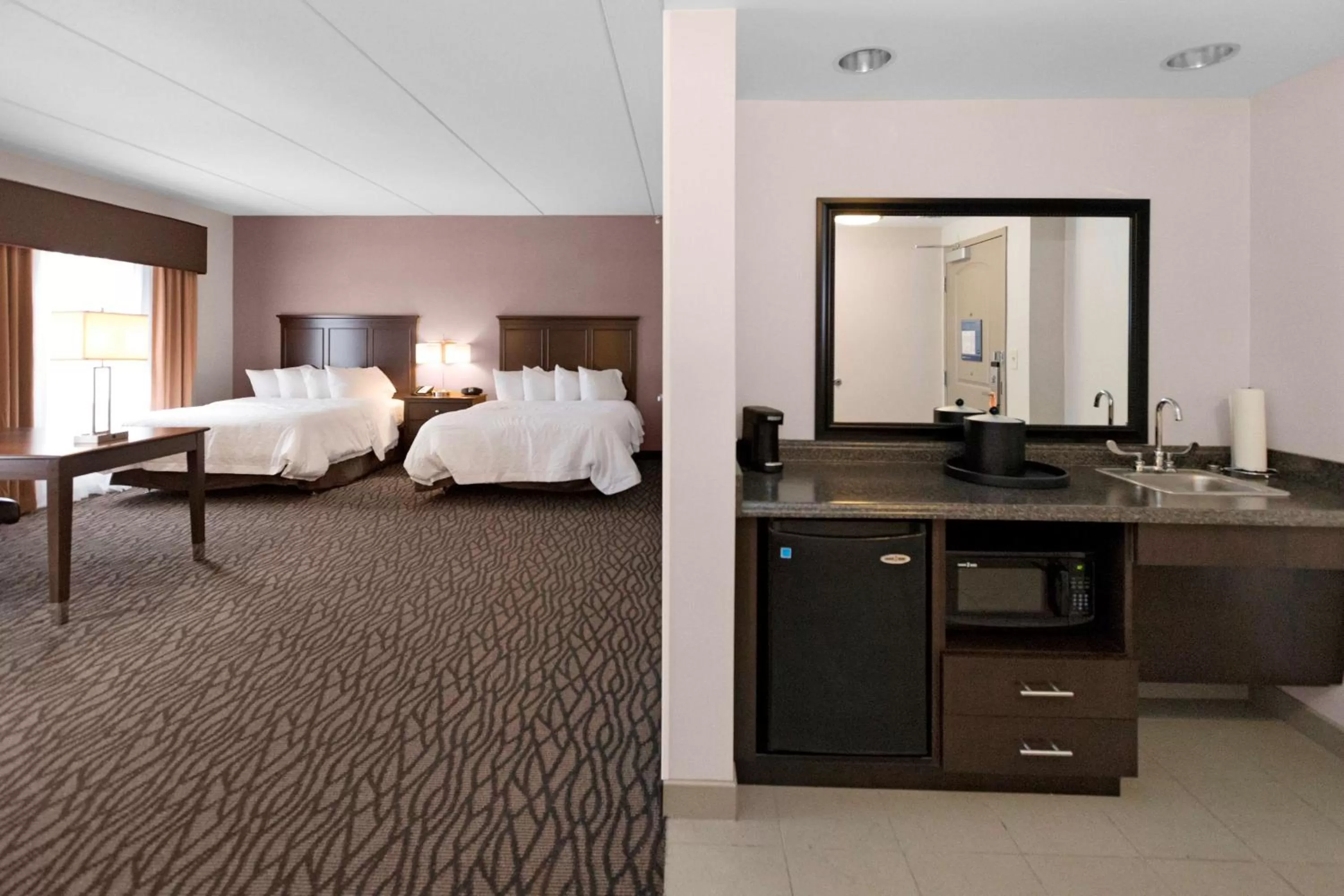 Kitchen or kitchenette, Bed in Hampton Inn Butler