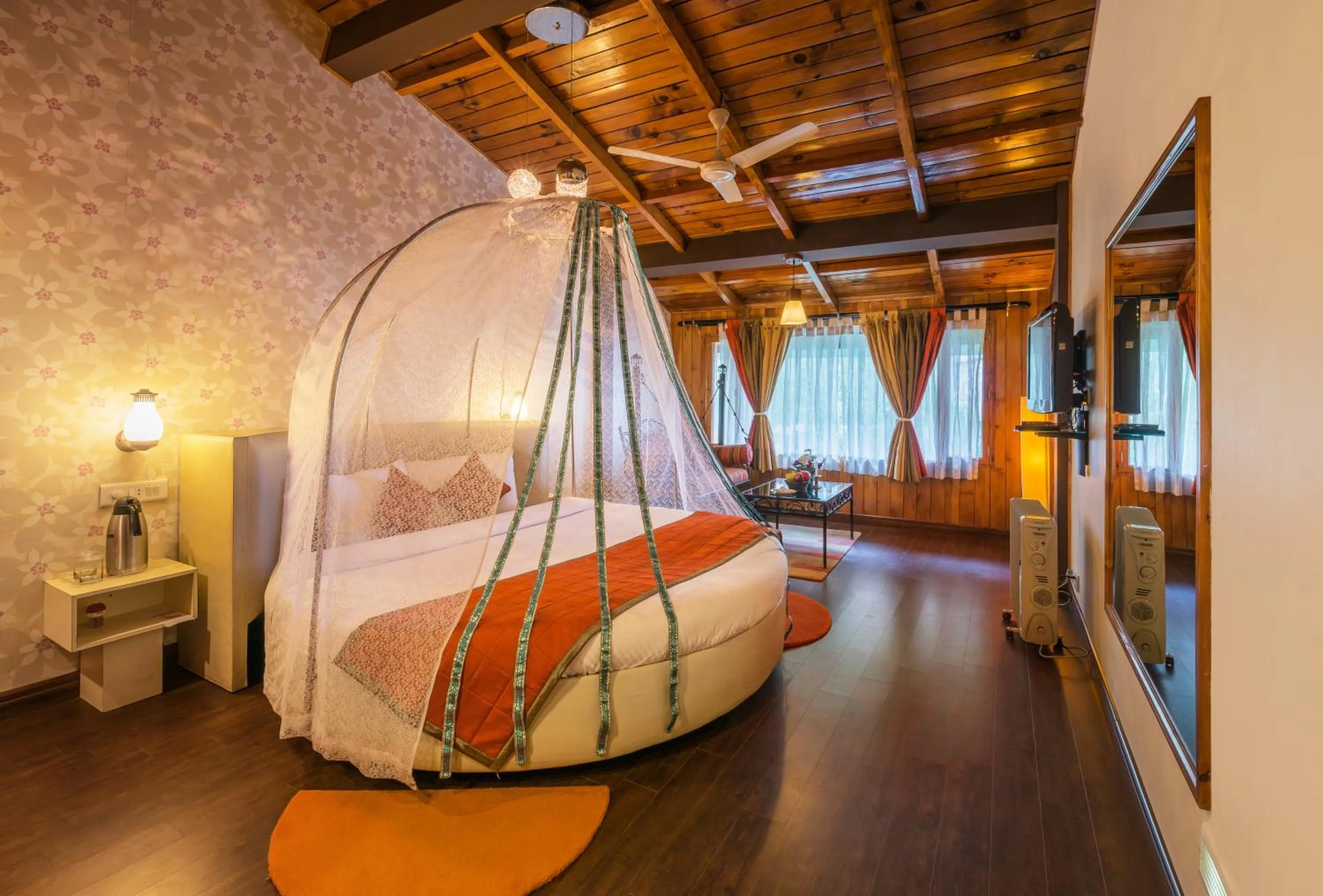 Bed in Honeymoon Inn Manali