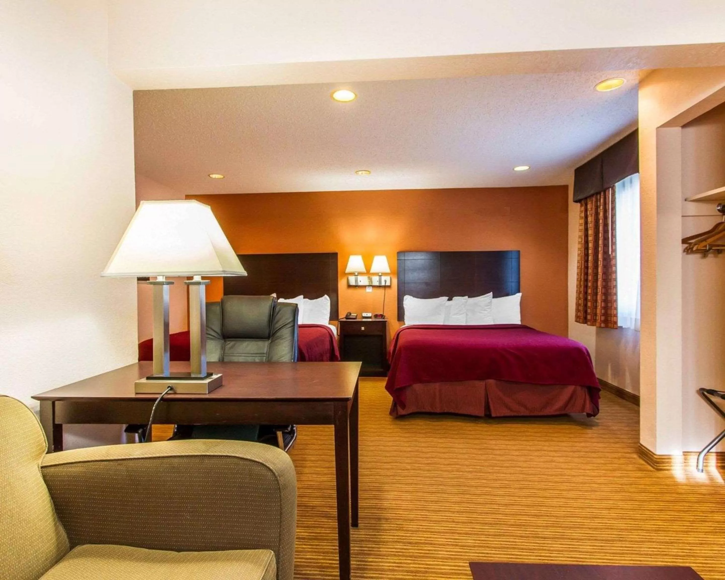 Photo of the whole room, Bed in Quality Inn & Suites Ottumwa North