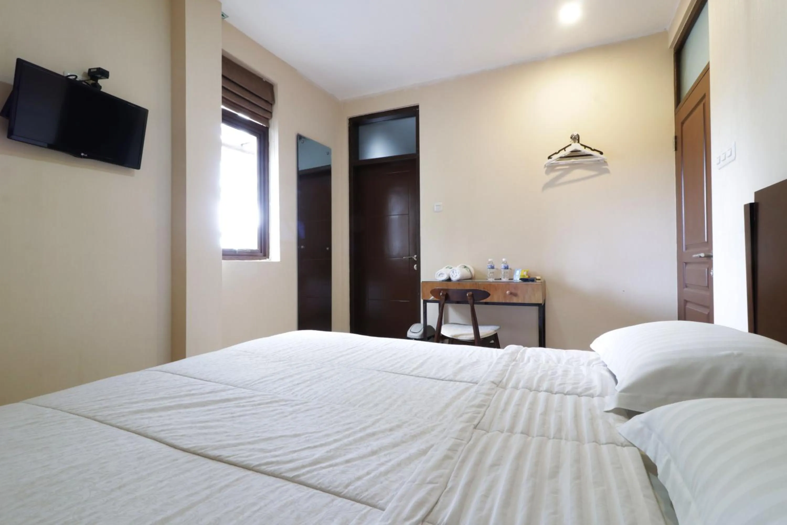 TV and multimedia, Bed in Jayagiri Guesthouse By Belgareti