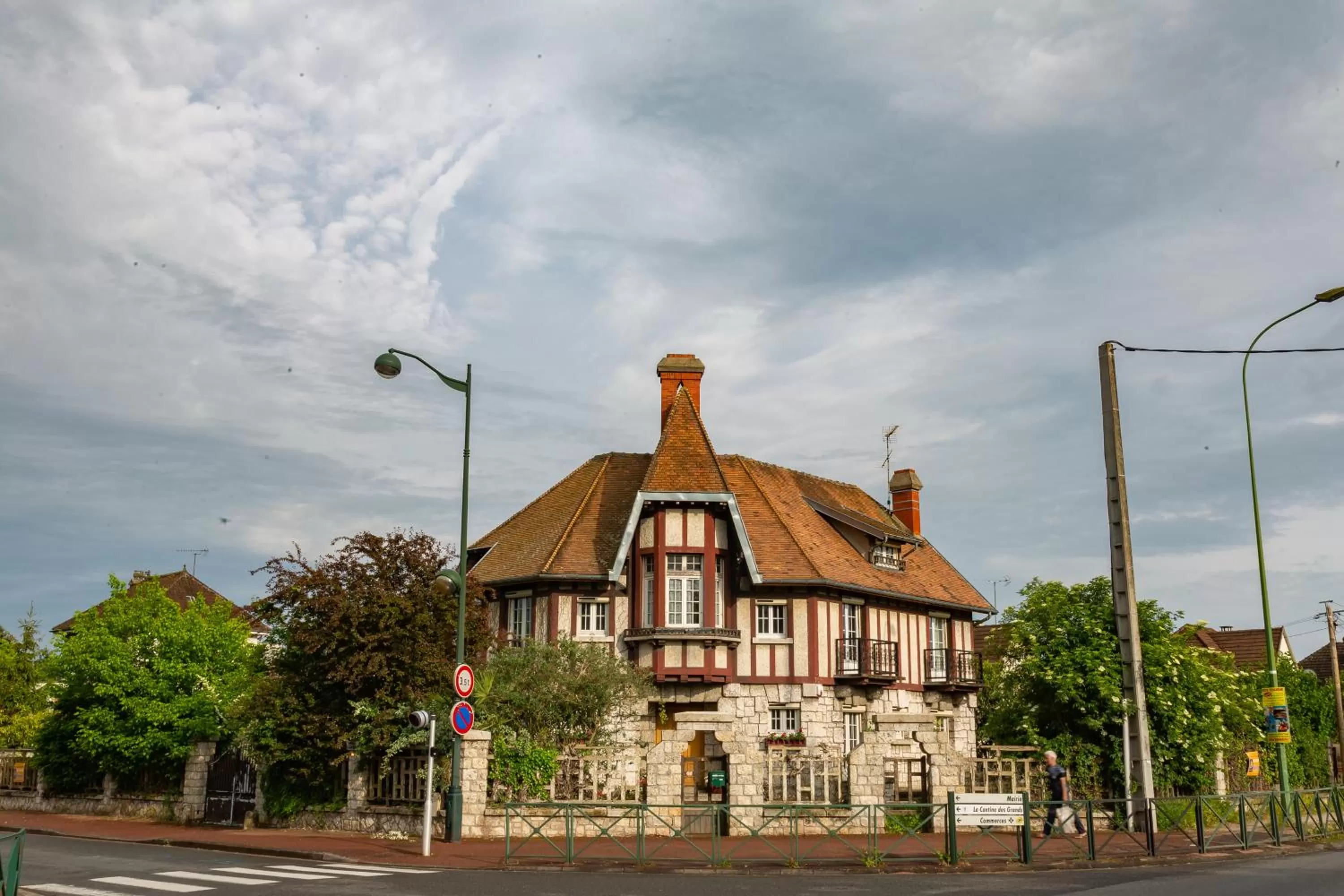 Property building in Apakabar Homestay - proche gare Melun, parking privé, Netflix