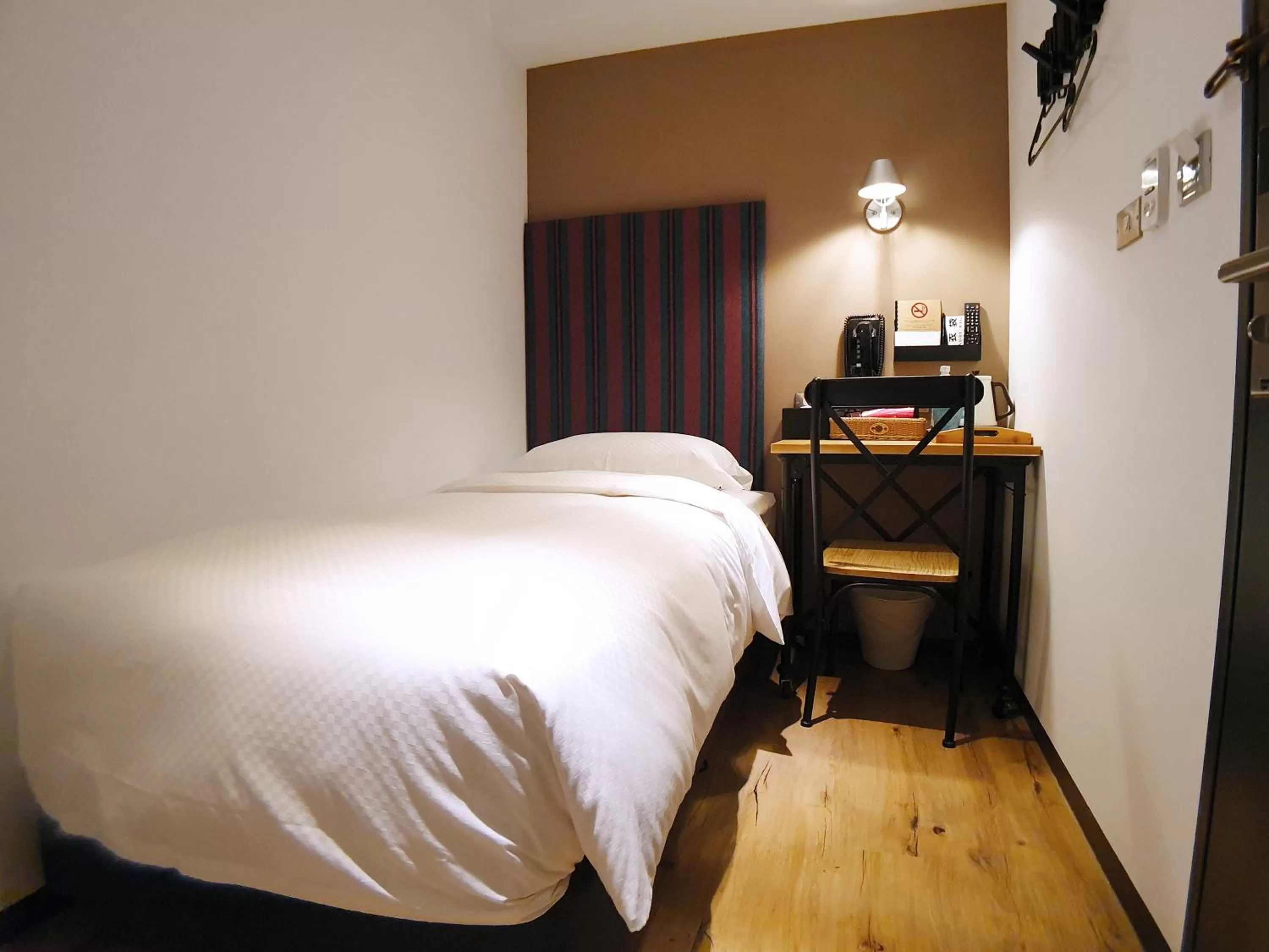Photo of the whole room, Bed in River inn Station