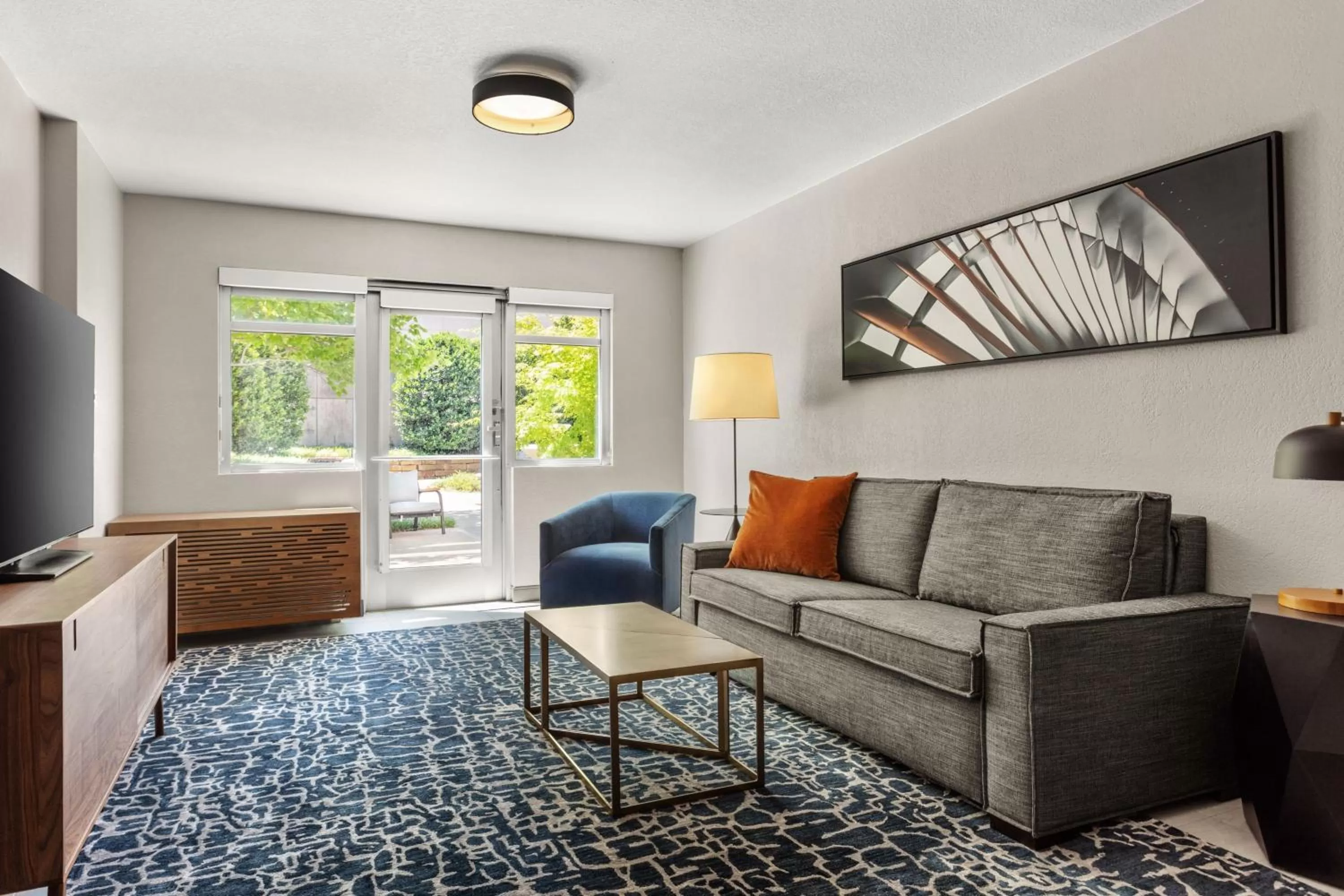 Living room in Delta Hotels by Marriott Midwest City at the Reed Conference Center
