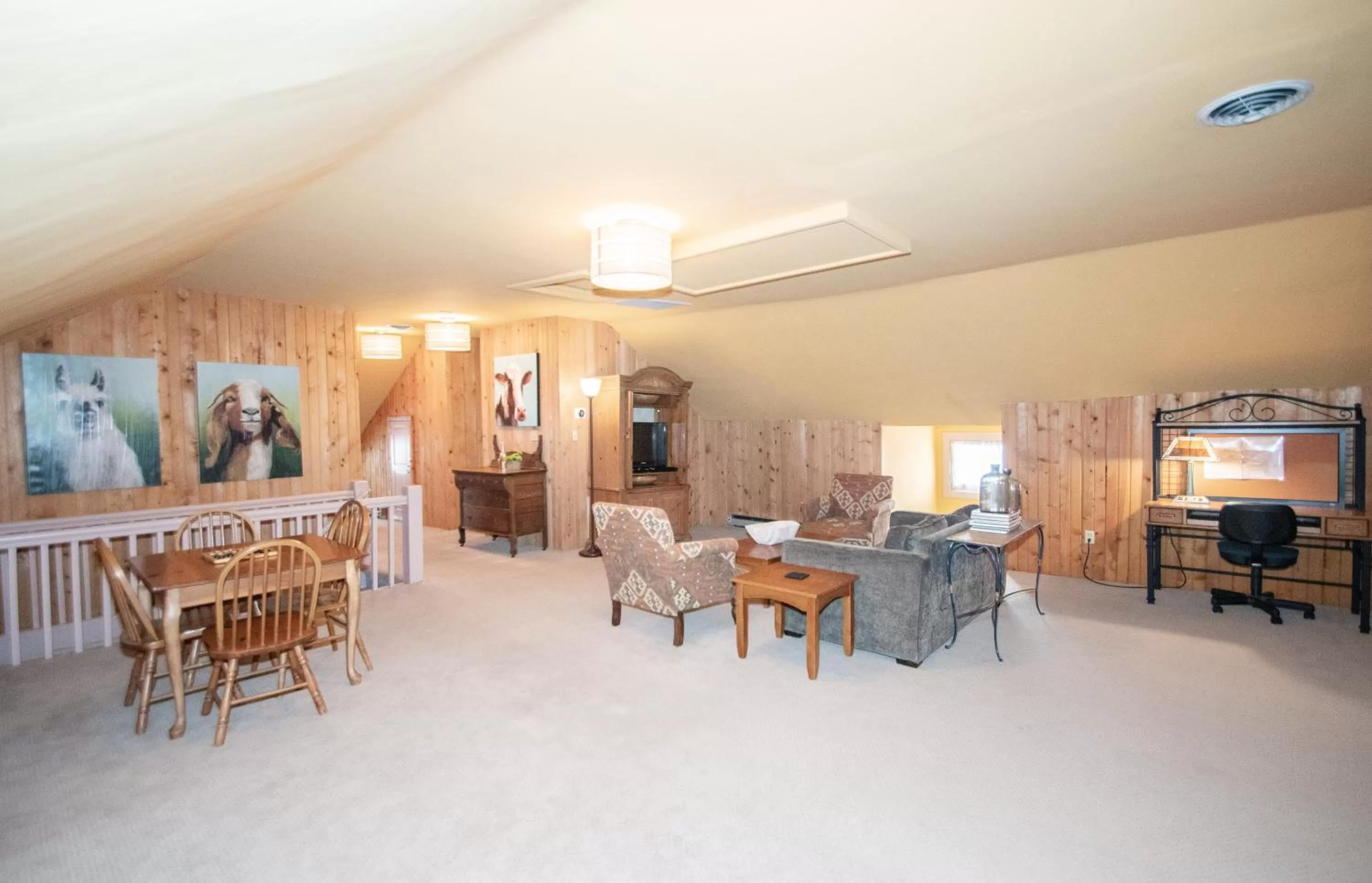 Living room in Looking Glass Inn