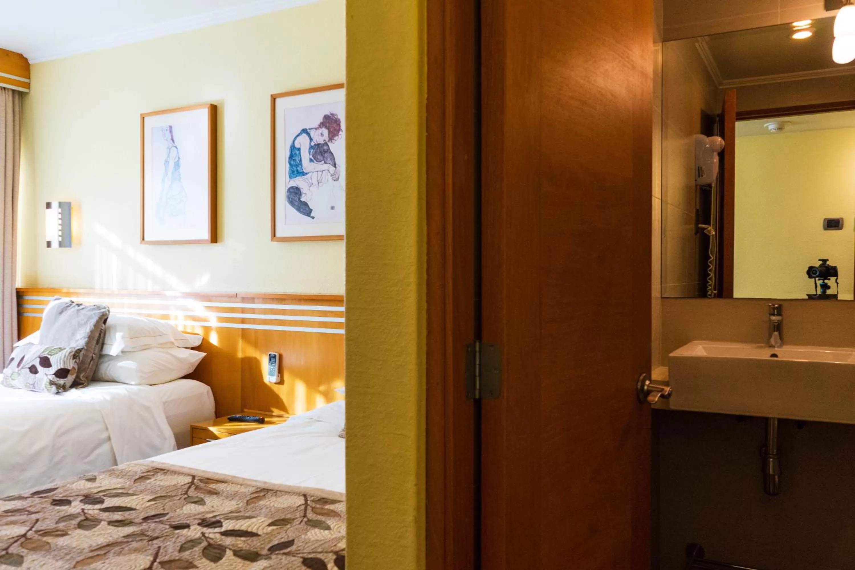 Facade/entrance, Bed in Hotel Ankara