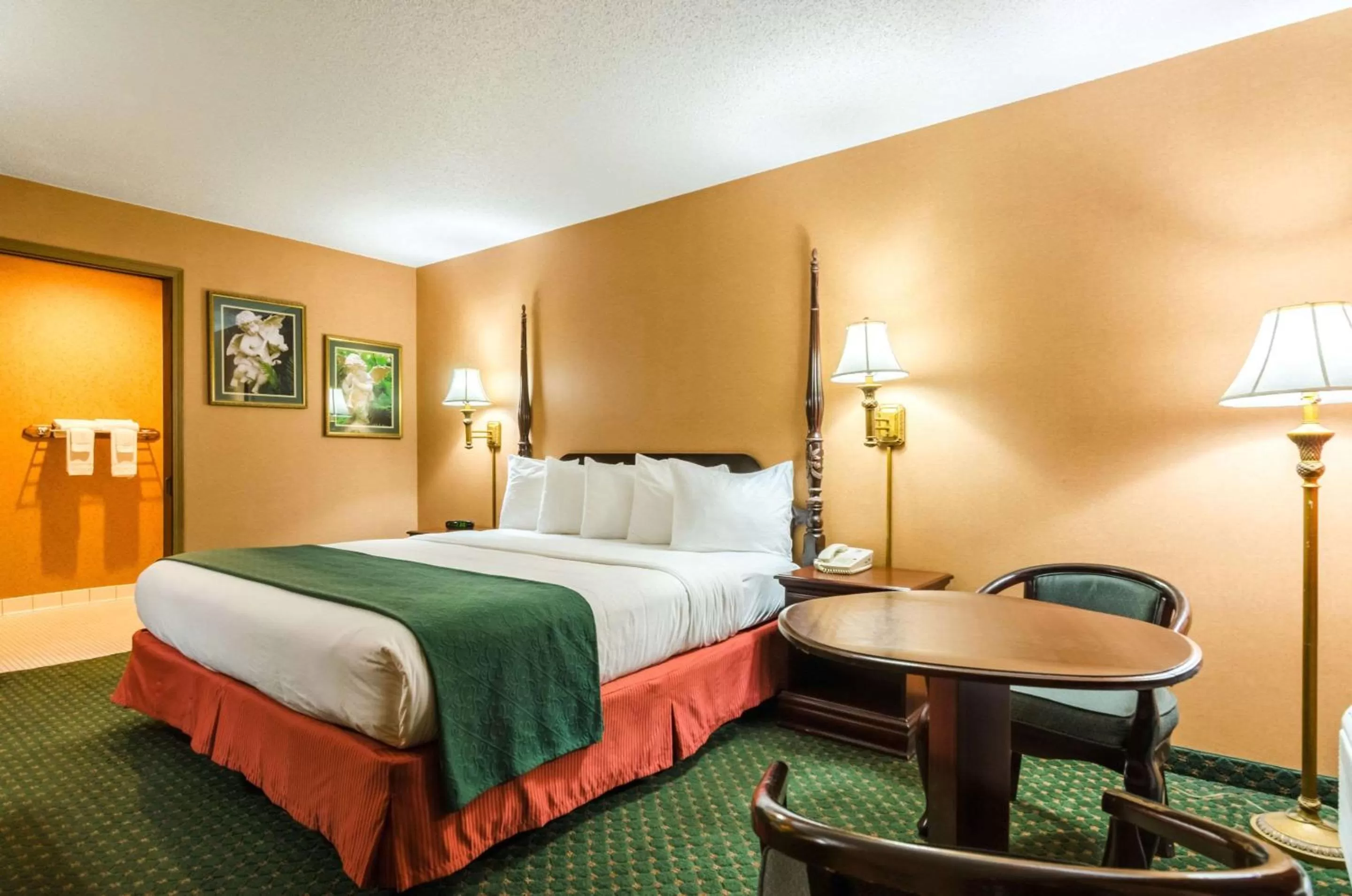 King Room - Disability Access/Non-Smoking in Quality Inn Eureka Springs South