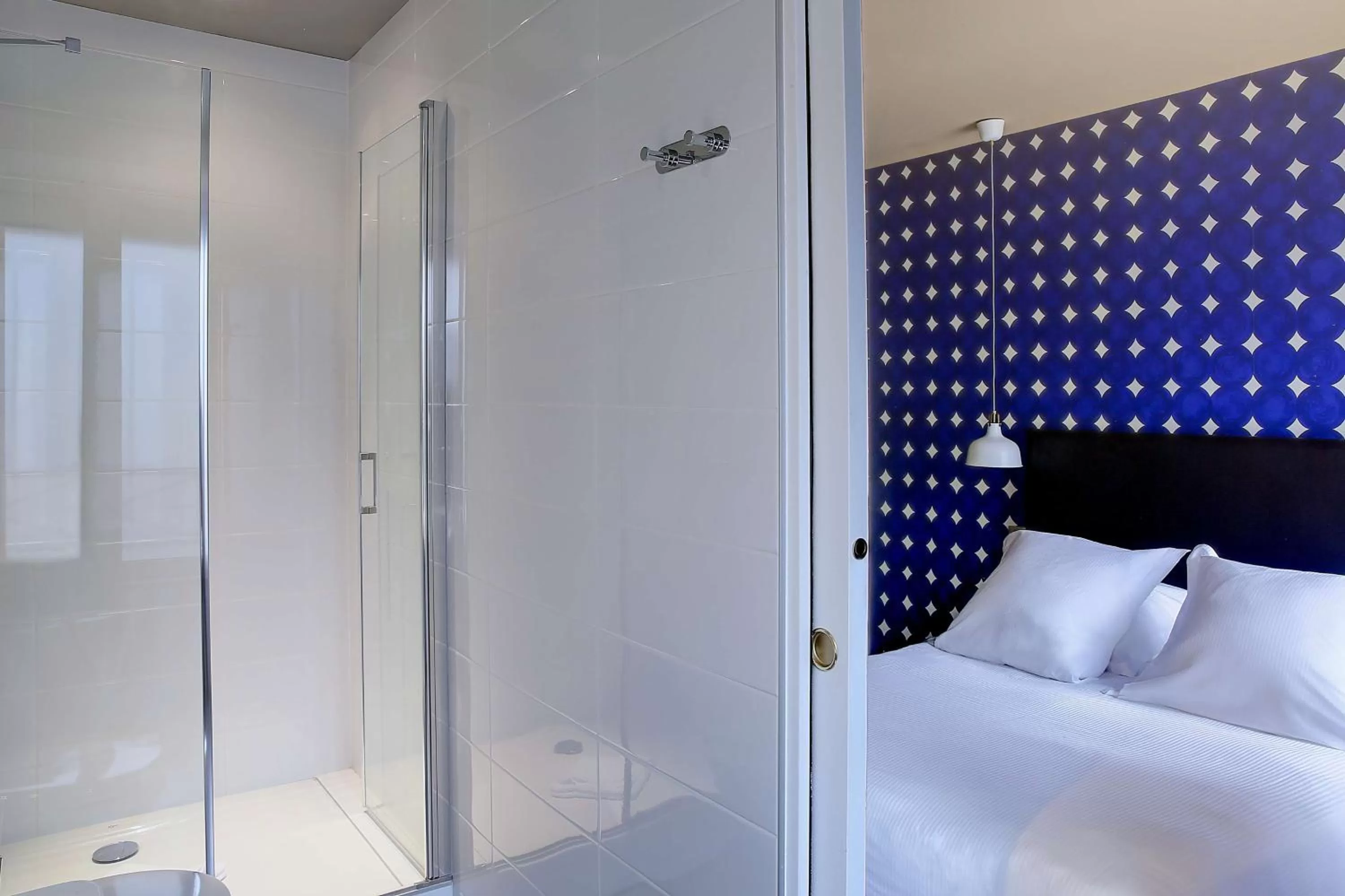 Bathroom, Bed in Best Western Citadelle