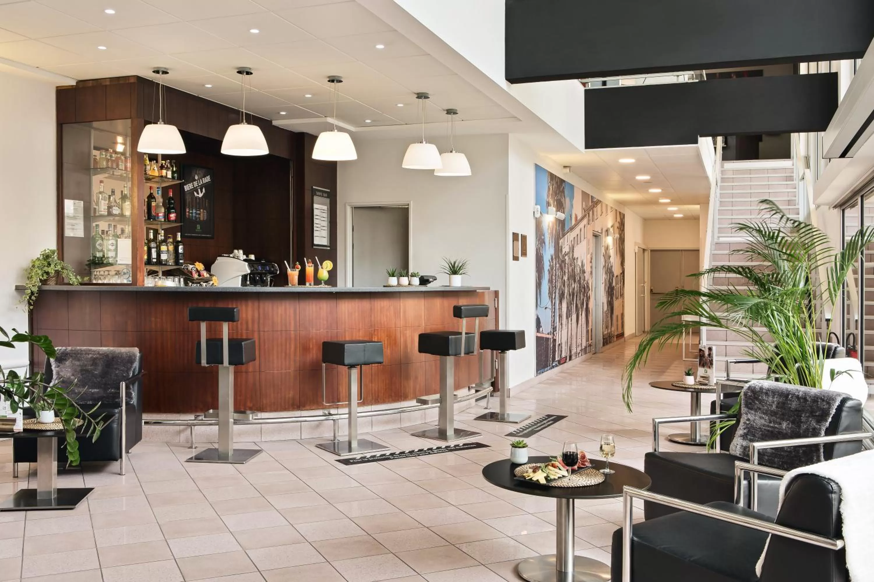 Lounge or bar in Holiday Inn Toulon City Centre by IHG
