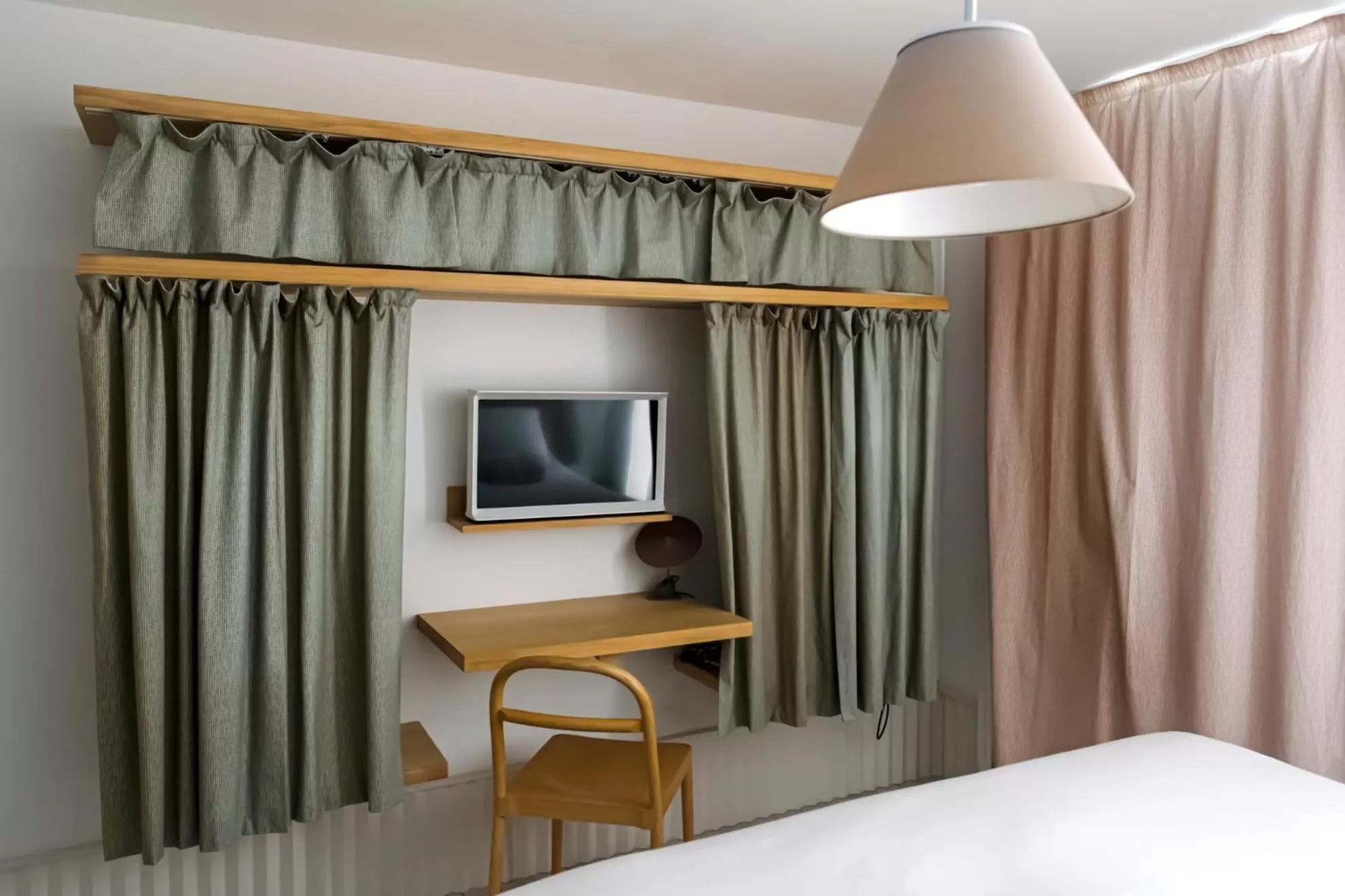 TV and multimedia in Hôtel La Reine Jane