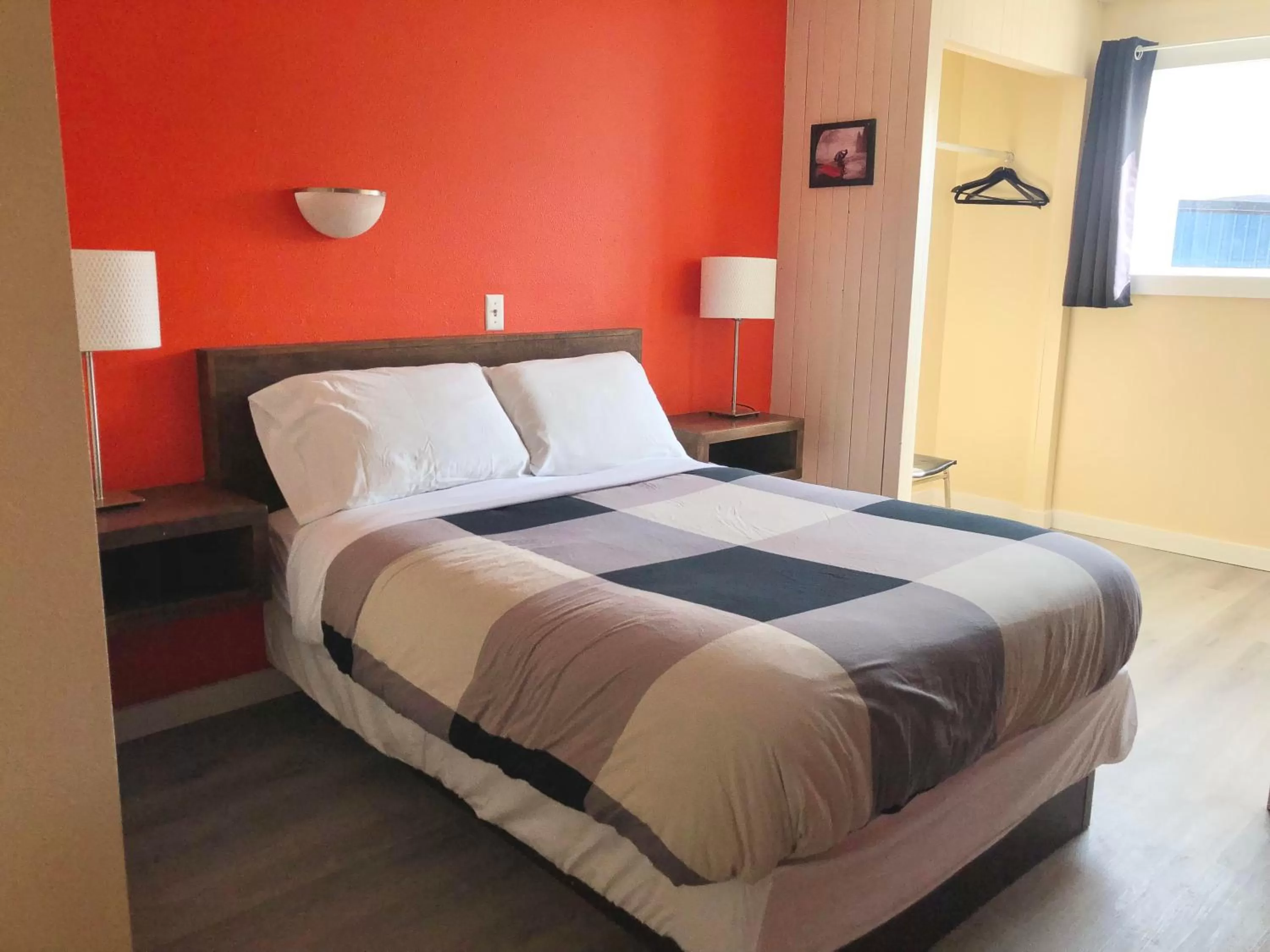 Bed in The Canterbury Inn of Downtown Invermere