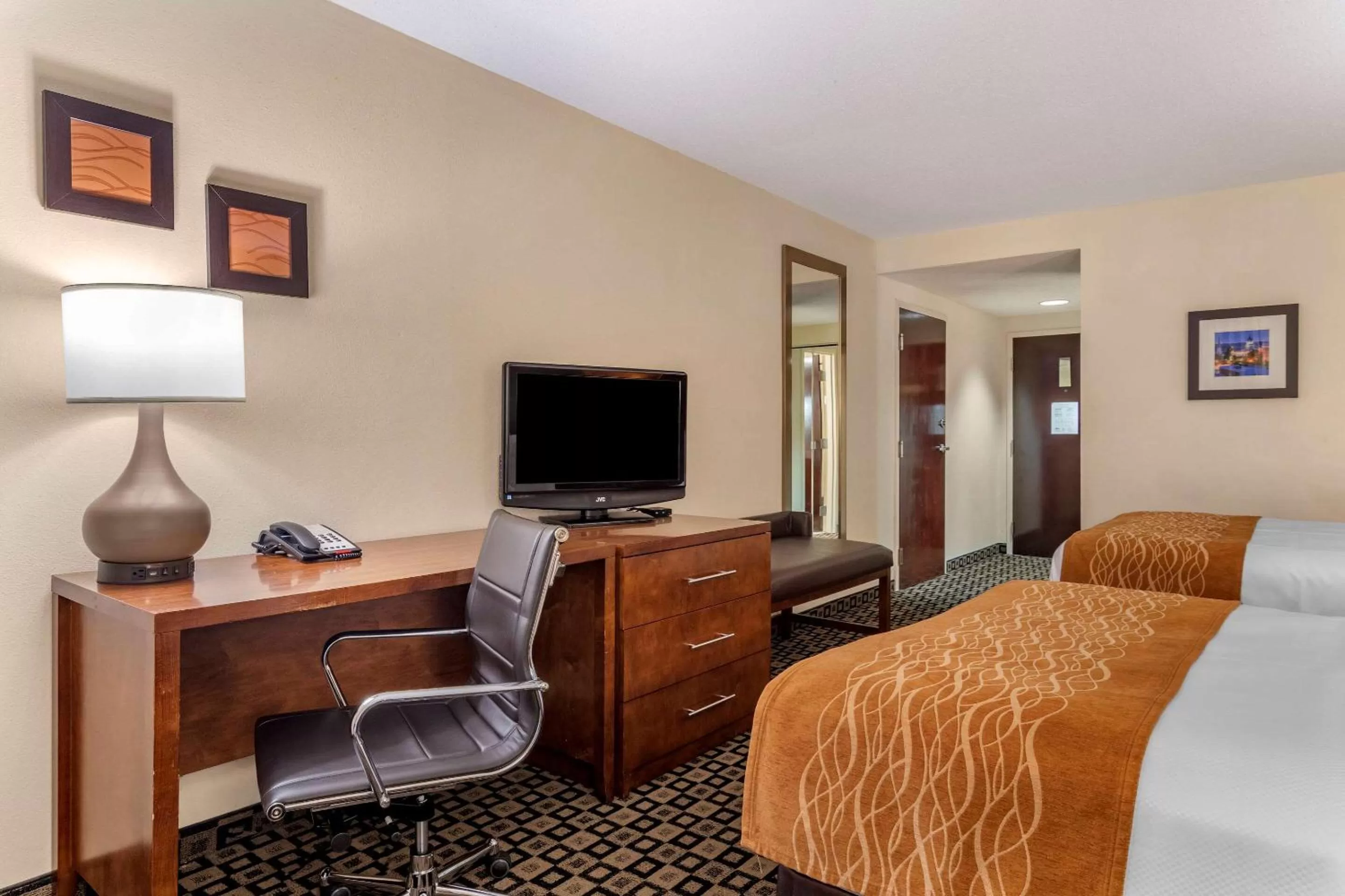 TV and multimedia, Bed in Comfort Inn & Suites Athens North