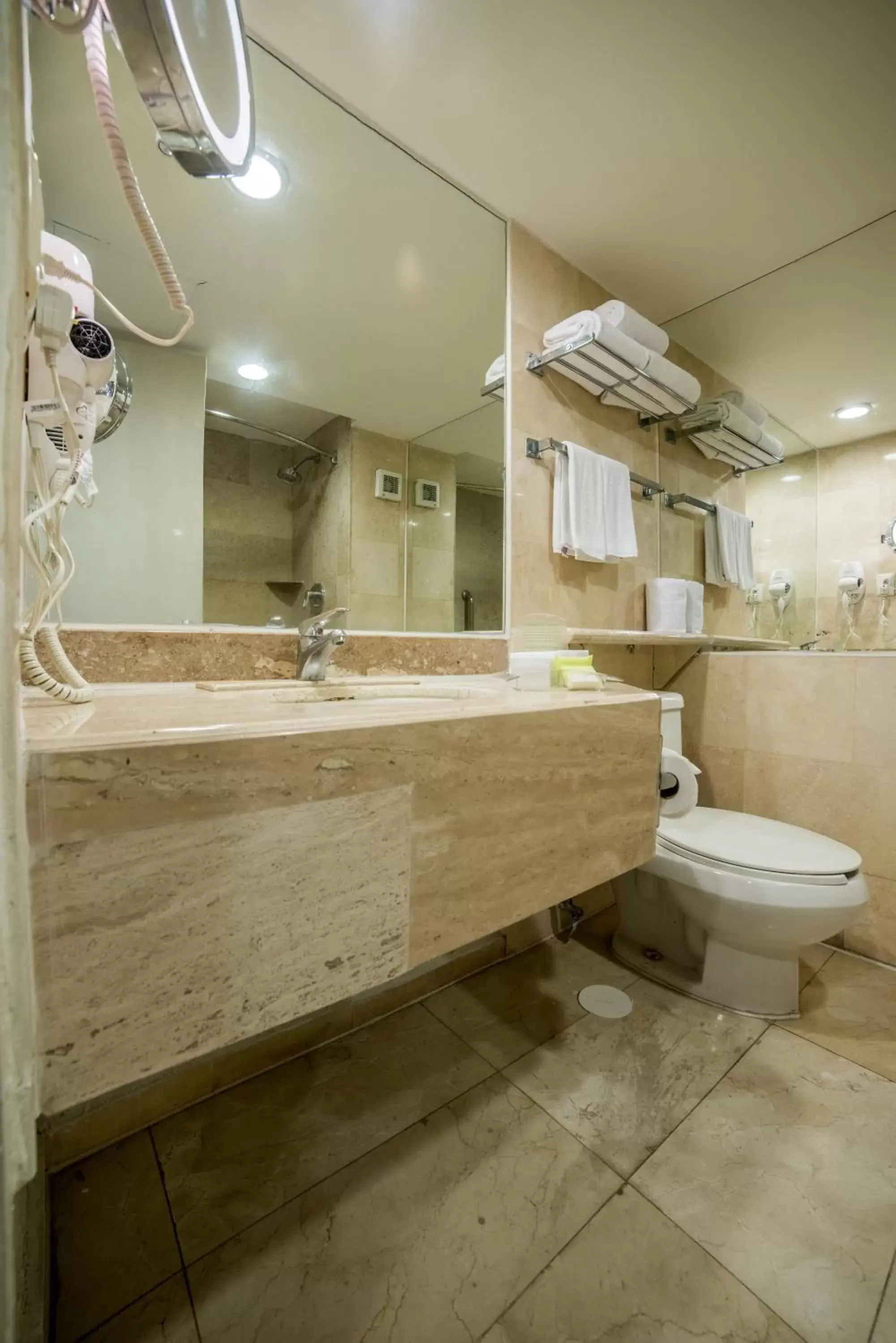 2 Queen Standard City View High Floor in Holiday Inn Guadalajara Expo Plaza del Sol by IHG 2 Queen Standard City View High Floor in Holiday Inn Guadalajara Expo Plaza del Sol by IHG