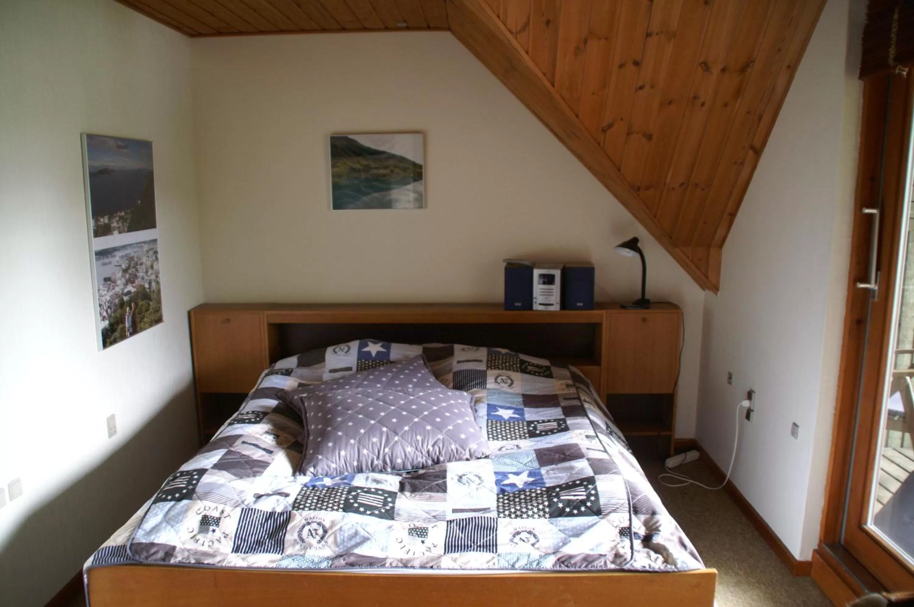 Text overlay, Bed in Annys Bed & Breakfast