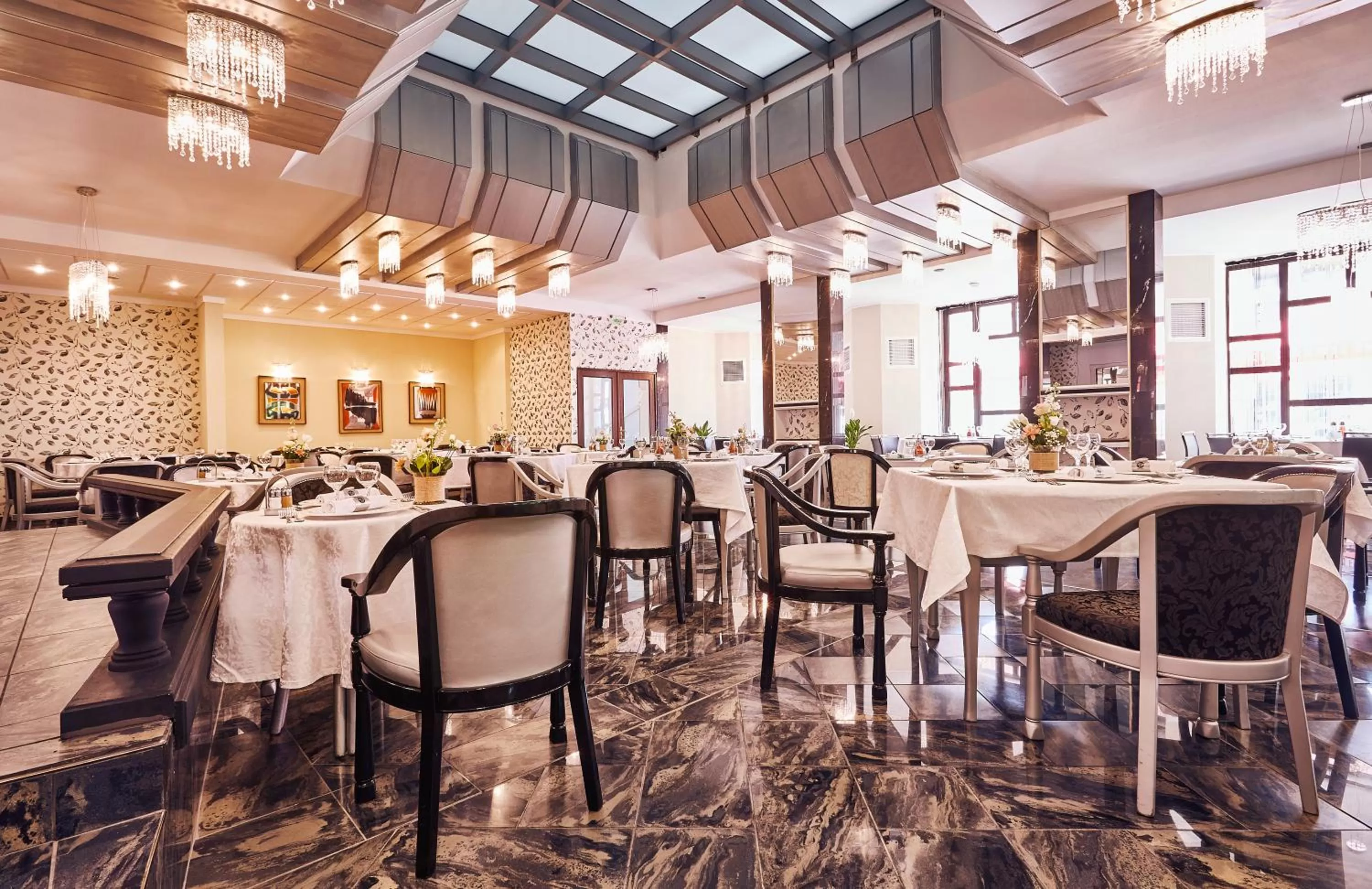 Restaurant/places to eat in Continental Forum Tirgu Mures