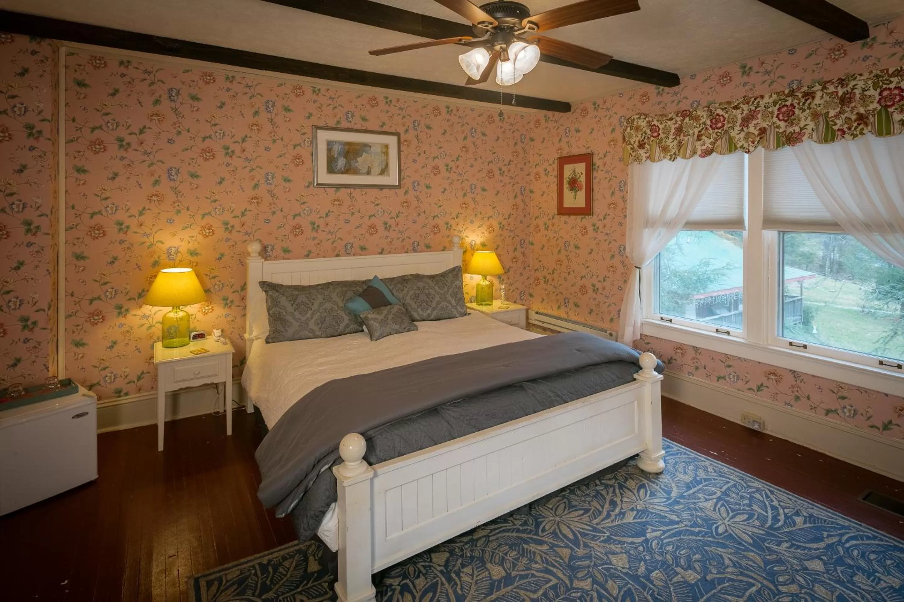 Bed in Taylor House Inn