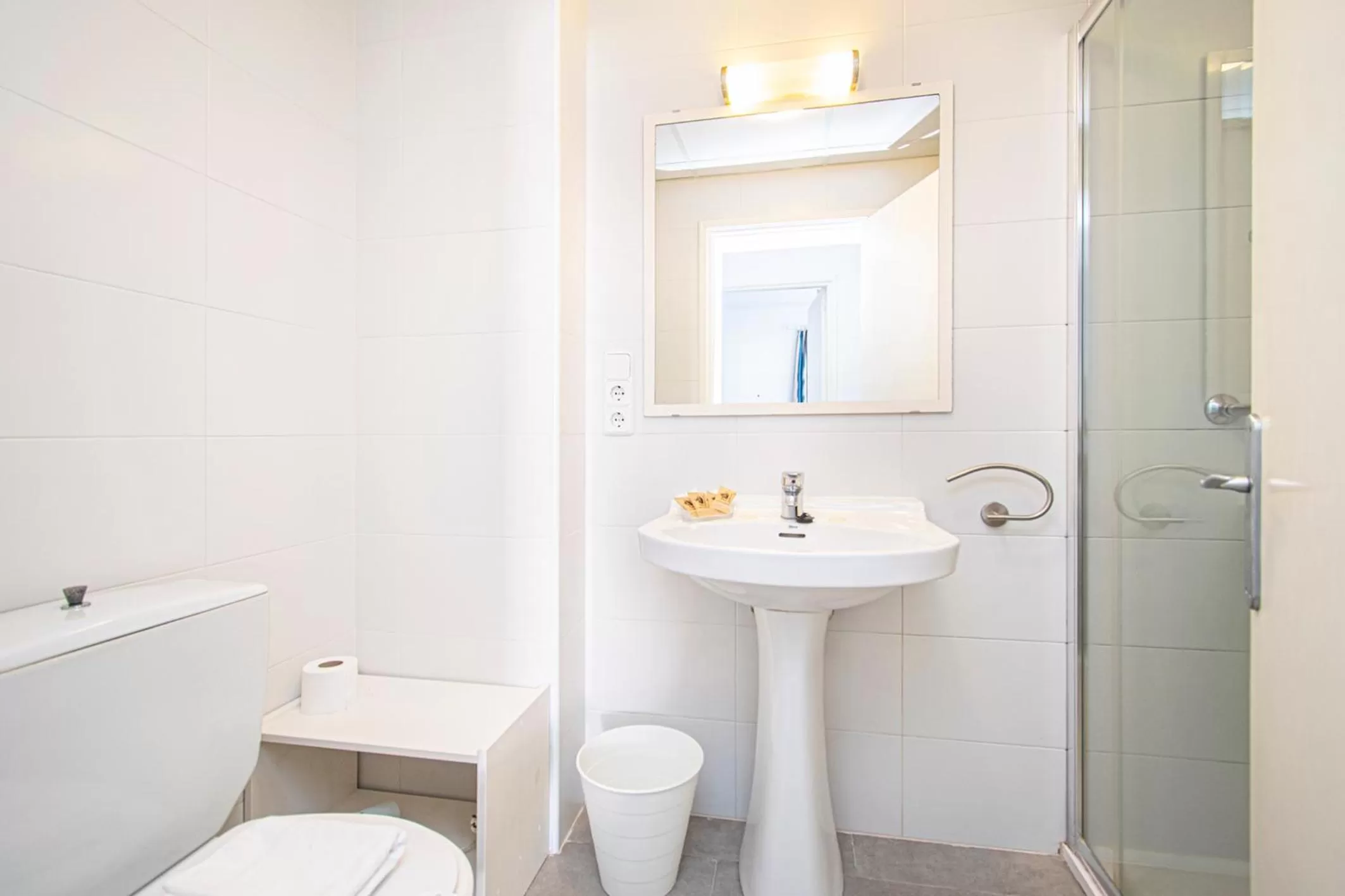 Shower in Apartamentos Falcó