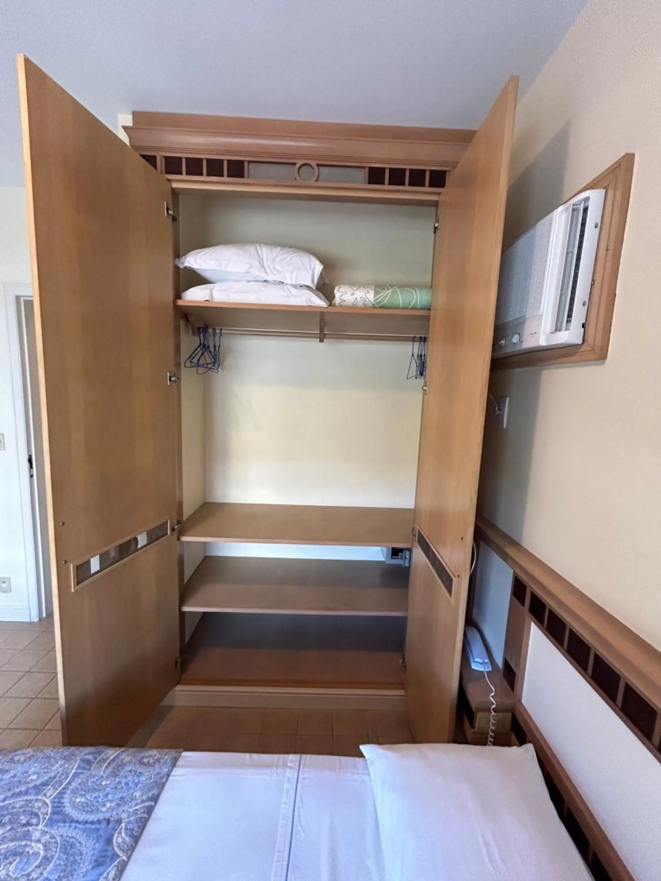 Bed, Bunk Bed in Golfinhos Apart Hotel