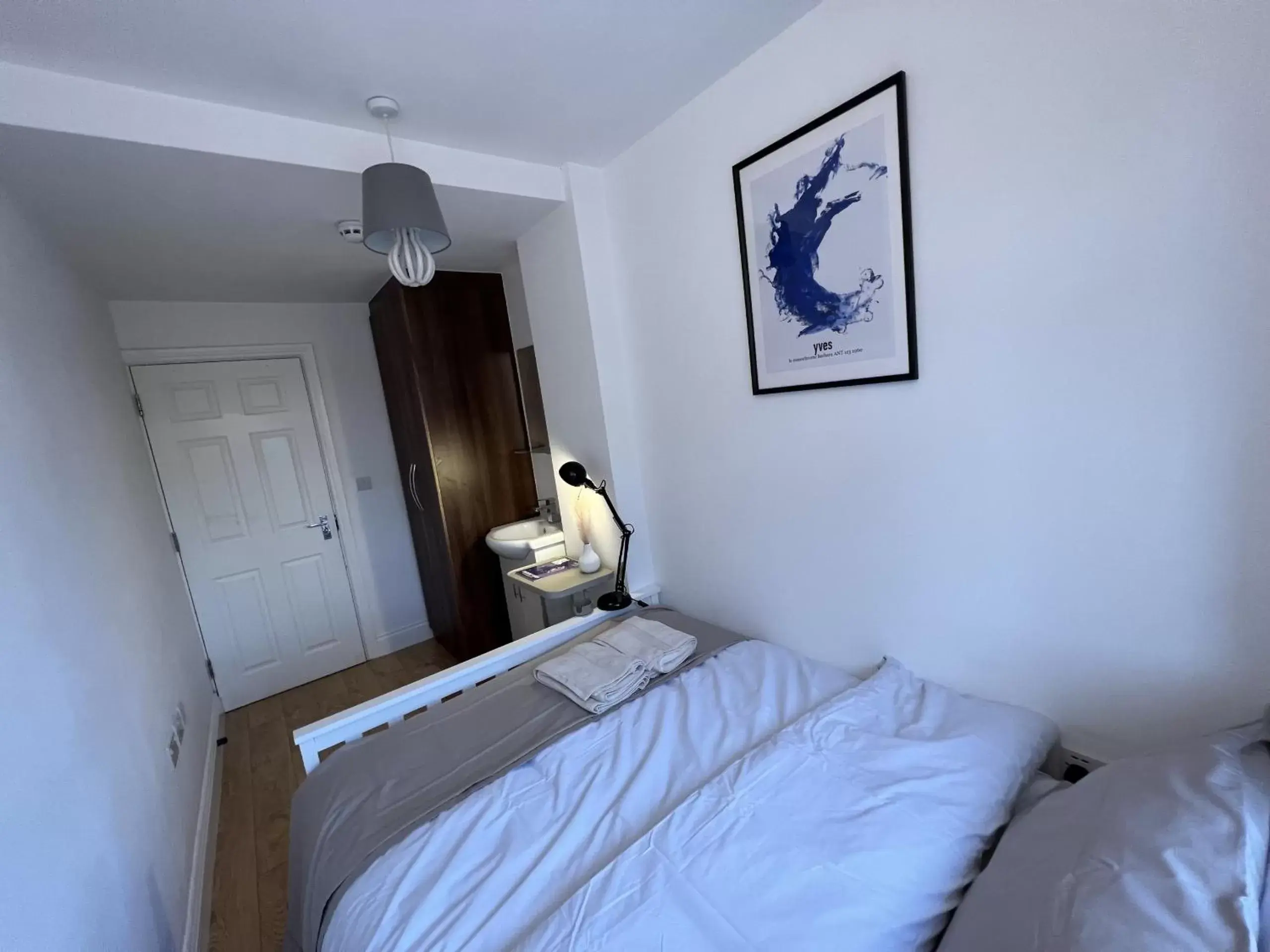 Standard Double Room with Shared Bathroom in 4 Wharncliffe Drive Standard Double Room with Shared Bathroom in 4 Wharncliffe Drive