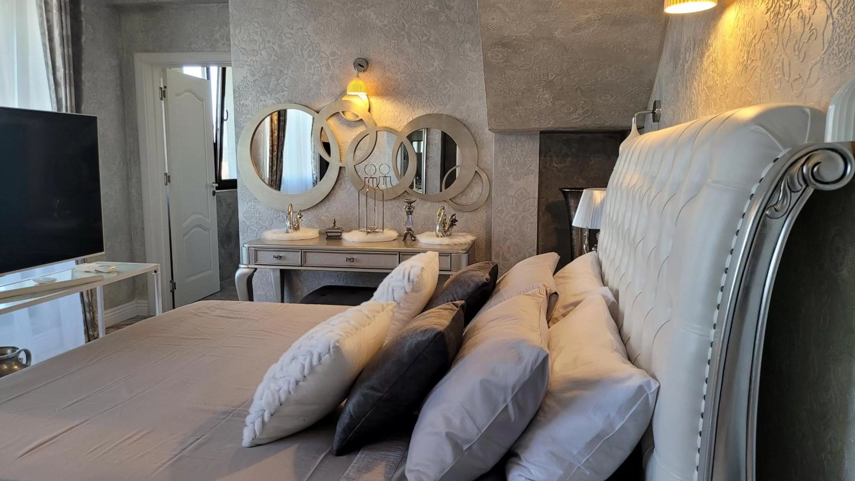 Bed, Seating Area in Terrace Suites Iasi