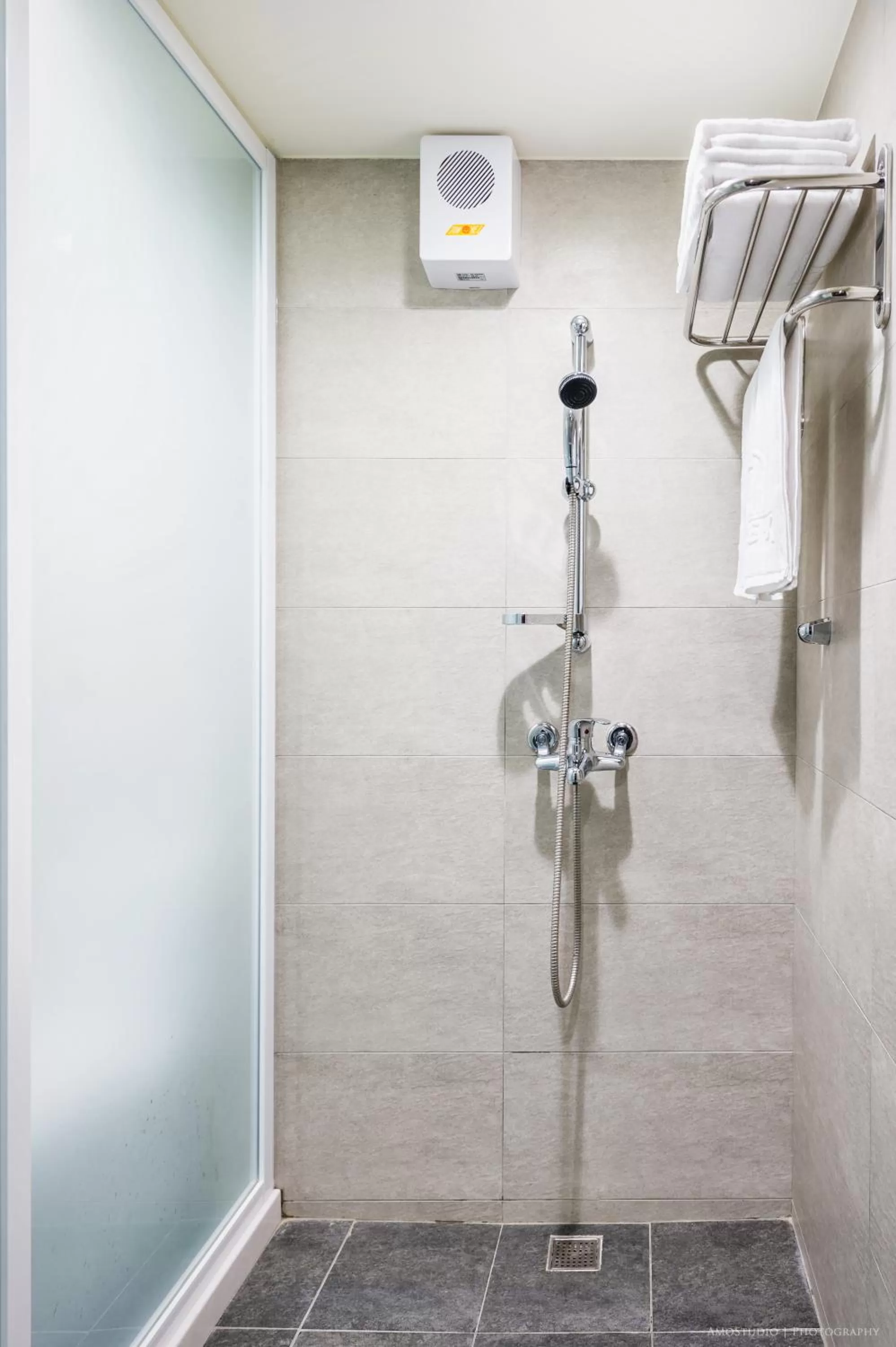 Shower in Place‧X Hotel