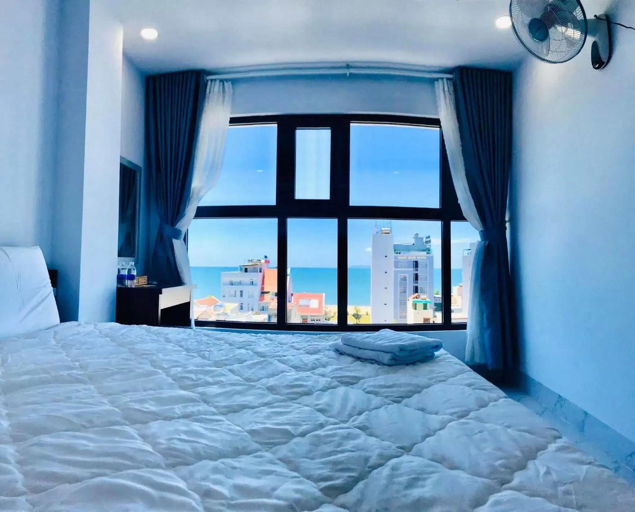 King Room with Sea View in Tân Thi Hotel King Room with Sea View in Tân Thi Hotel