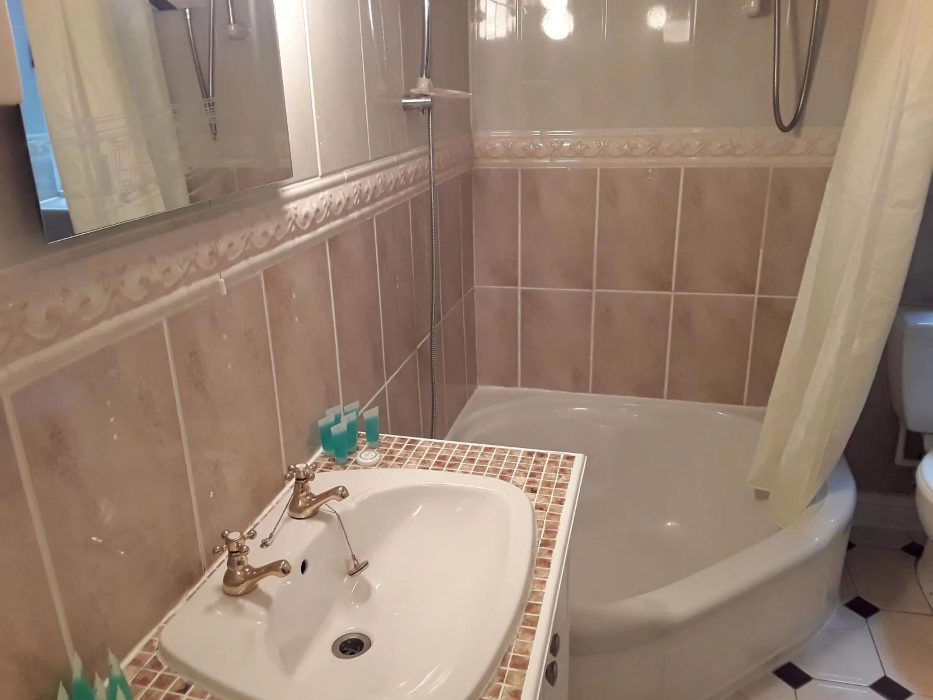 Bathroom in The Liverpool Inn Hotel