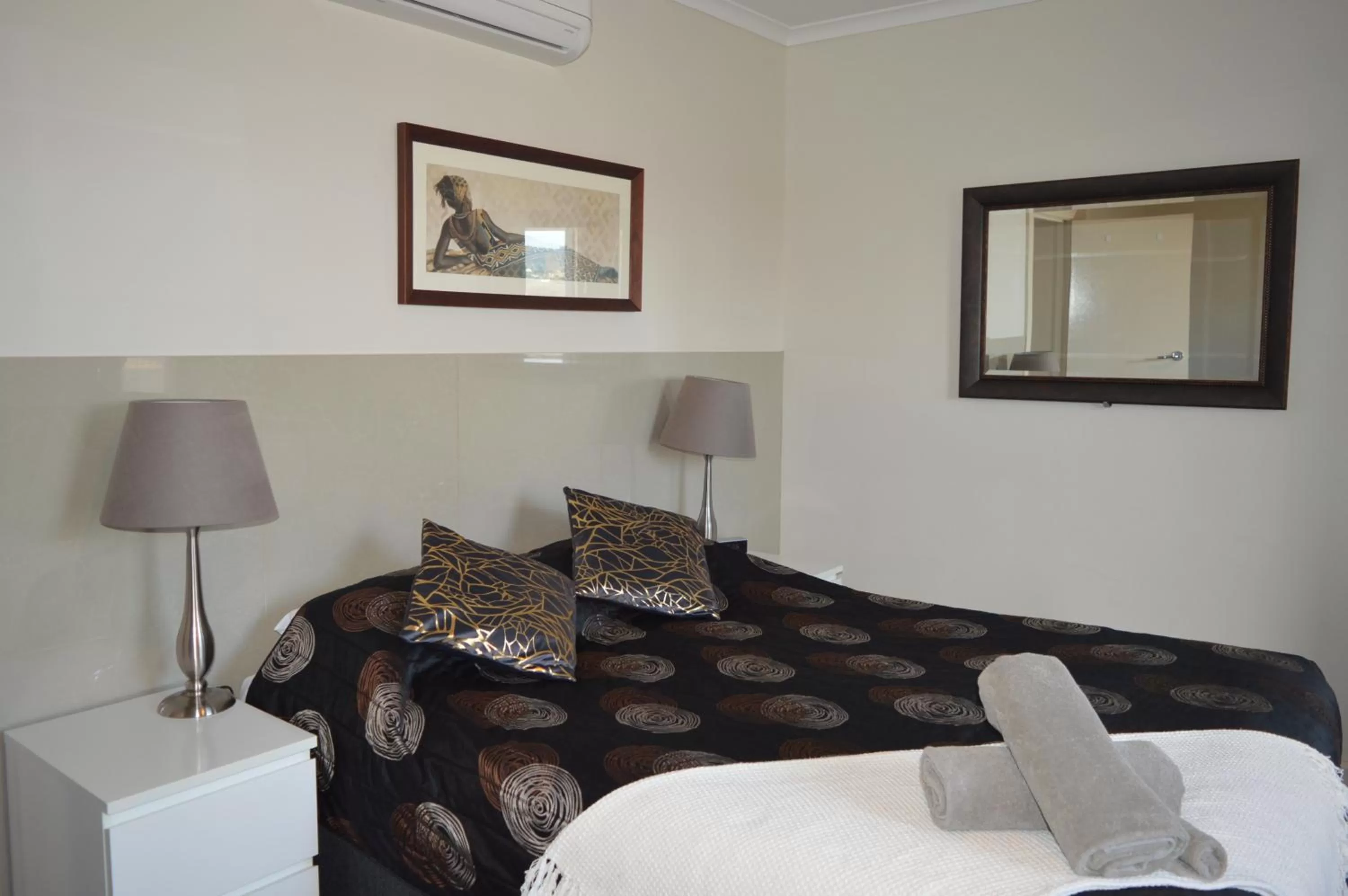 Bedroom, Bed in Blue Lake Motel