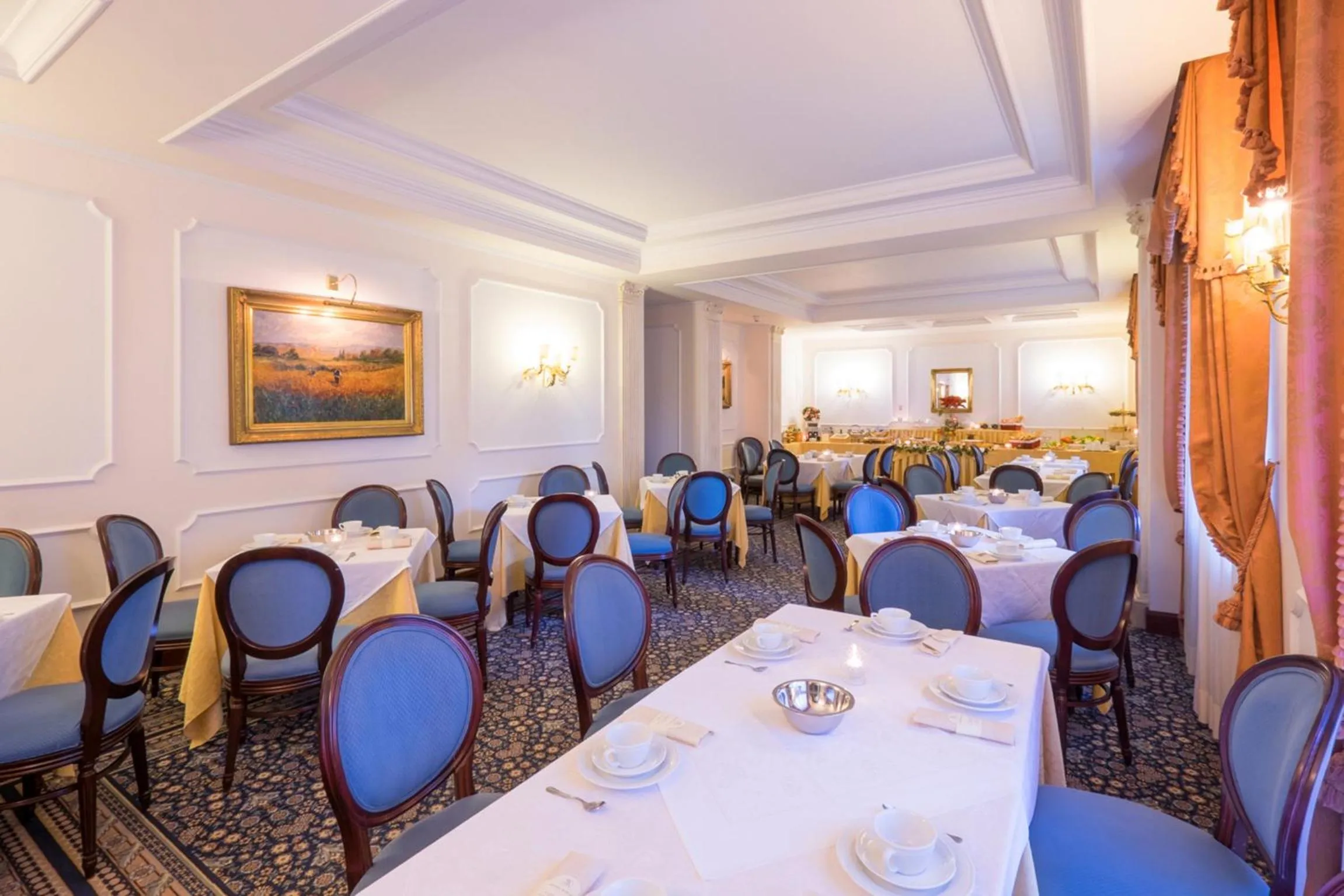 Restaurant/places to eat in Hotel Royal