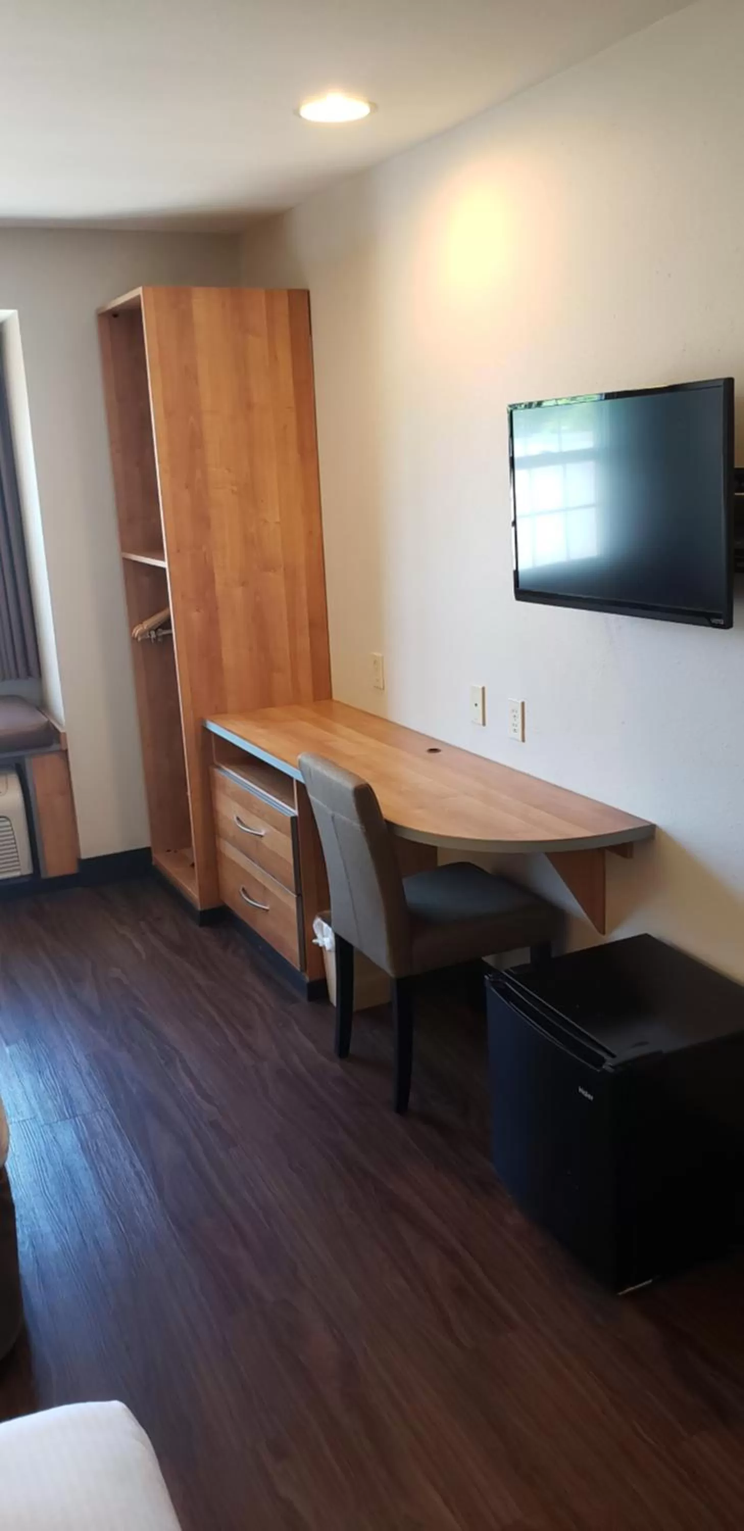 TV and multimedia in York Microtel Inn & Suites by Wyndham