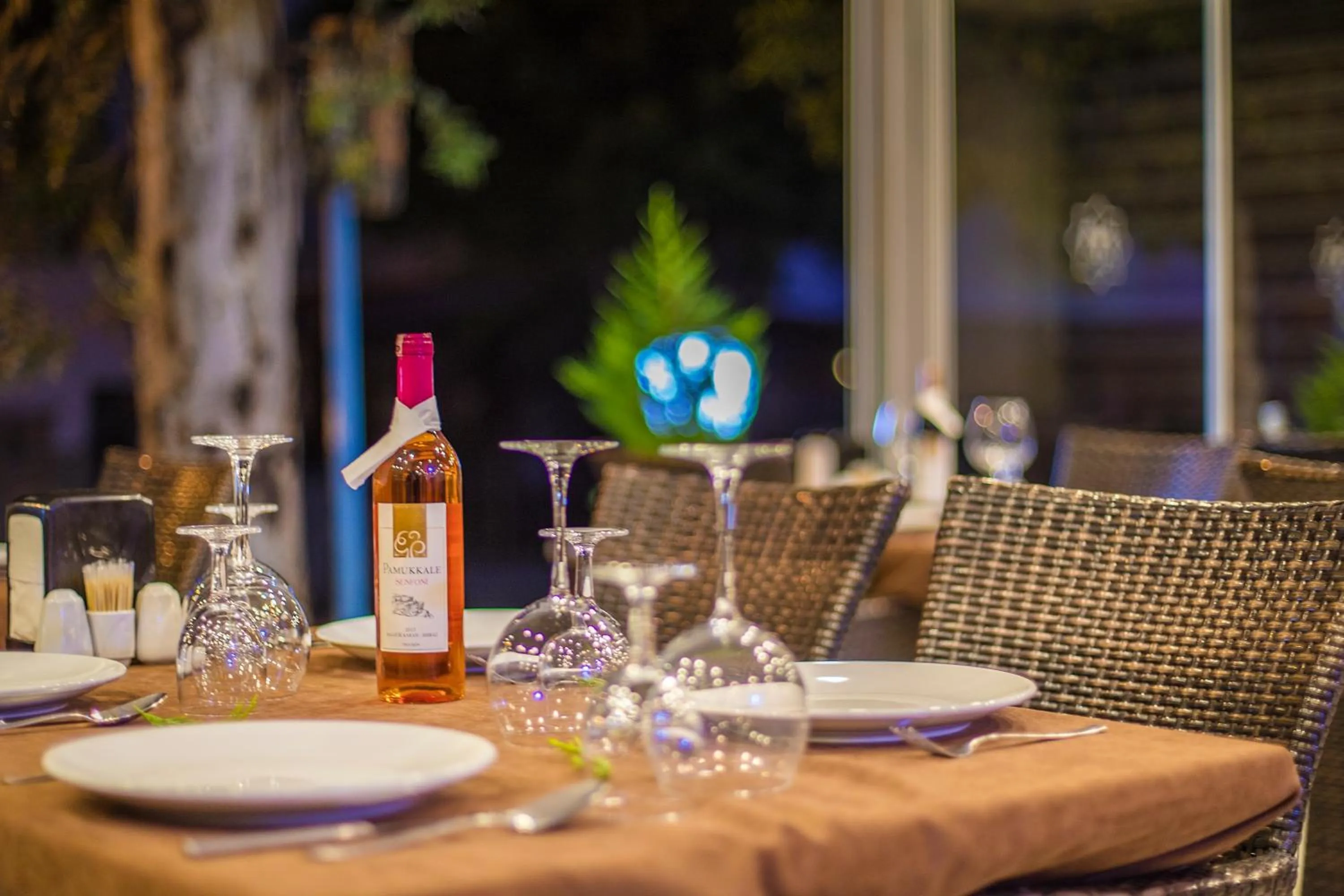 Restaurant/places to eat in Hawaii Suite Beach Hotel