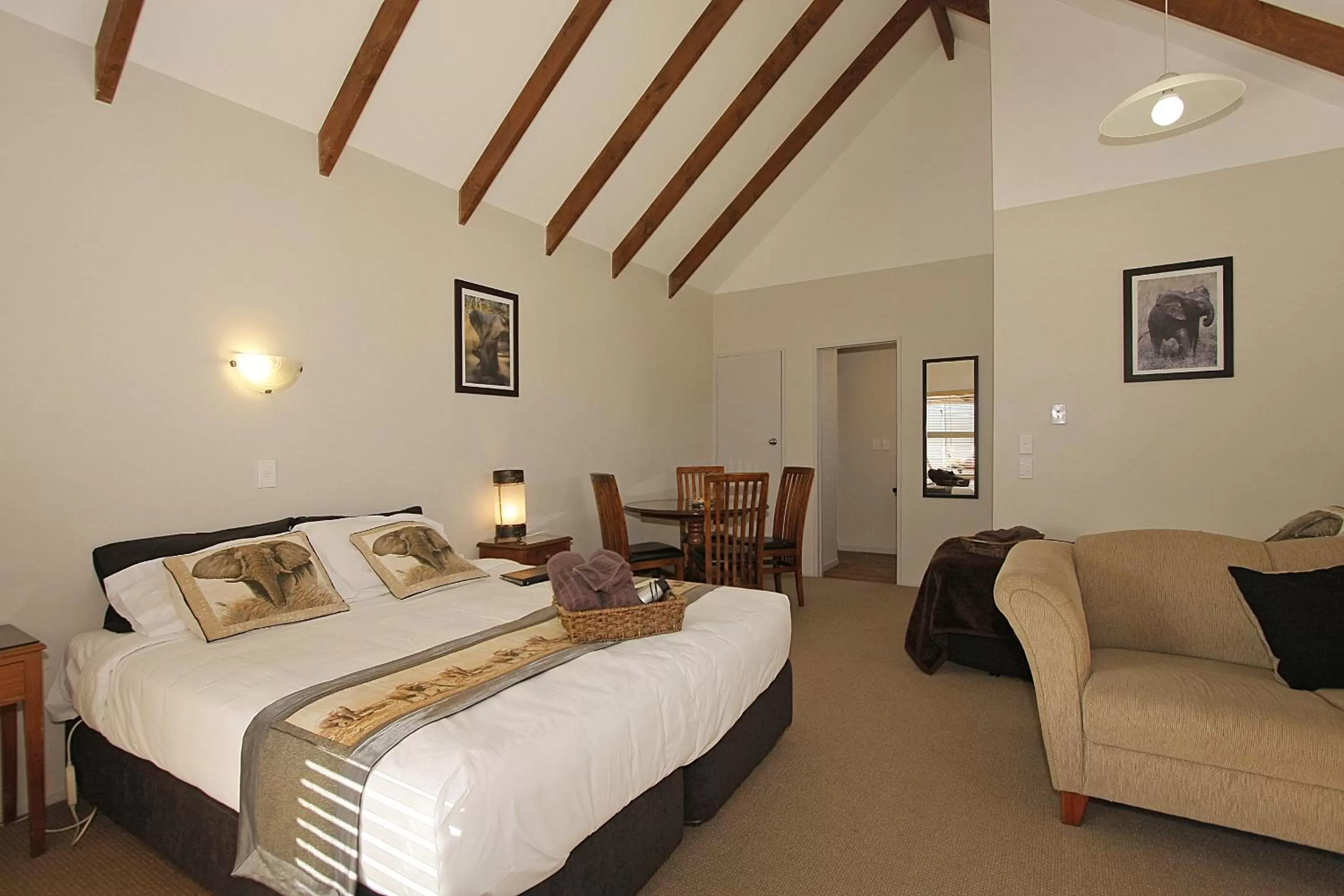 Photo of the whole room, Bed in Big Five Motel