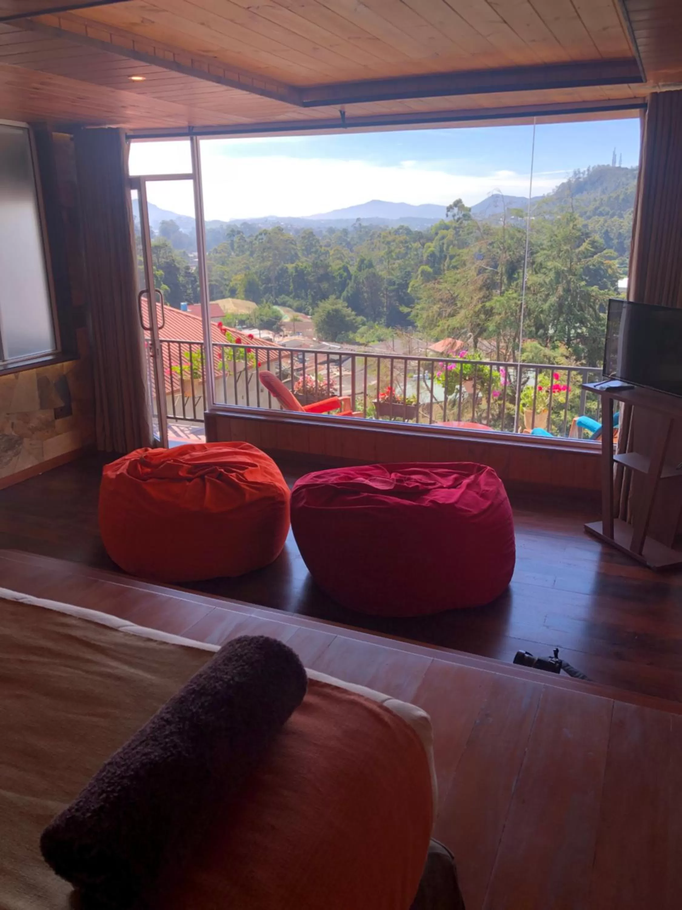 Photo of the whole room, Mountain View in Pigeons Nest